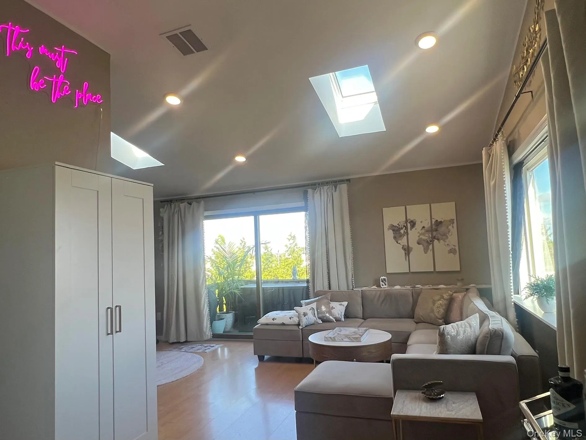 Open Floor Plan w/2 LR/DR Skylights and HiHats! Open Floor Plan w/2 LR/DR Skylights and HiHats!