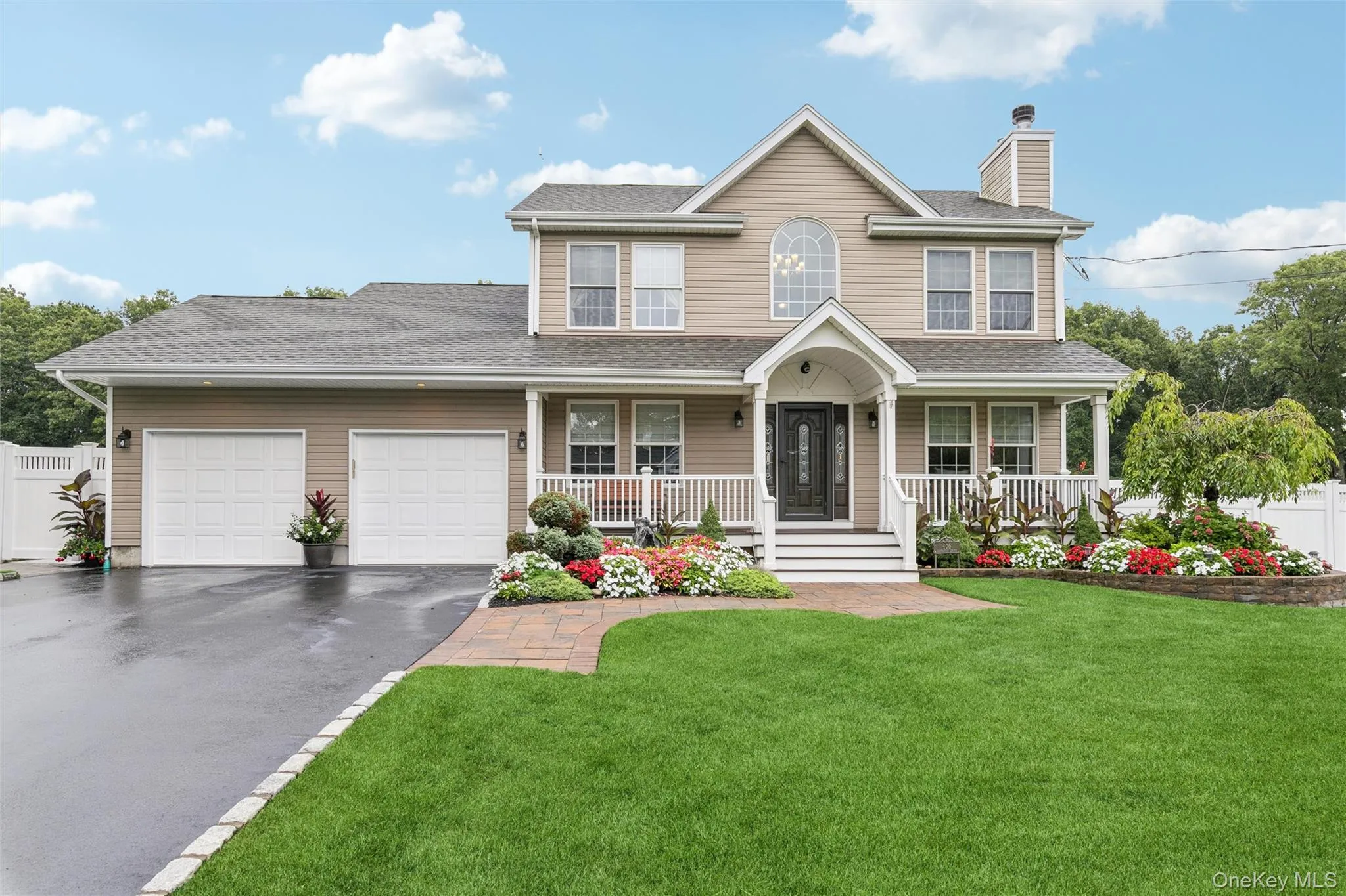 Colonial Floor Plan w/Double Driveway and 2 Car Garage Colonial Floor Plan w/Double Driveway and 2 Car Garage