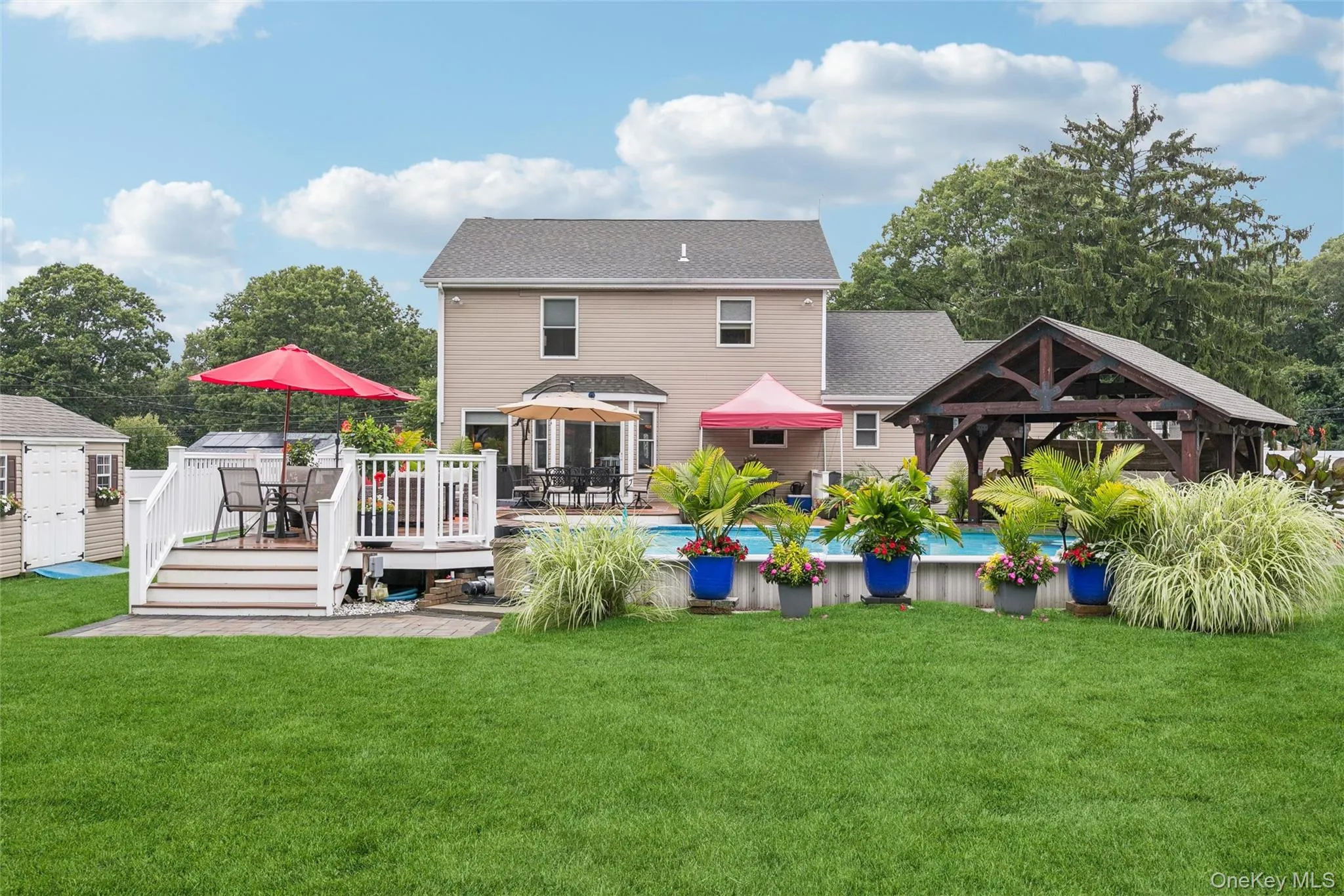 Entertainers Dream Backyard w/Fiberon Deck Entertainers Dream Backyard w/Fiberon Deck