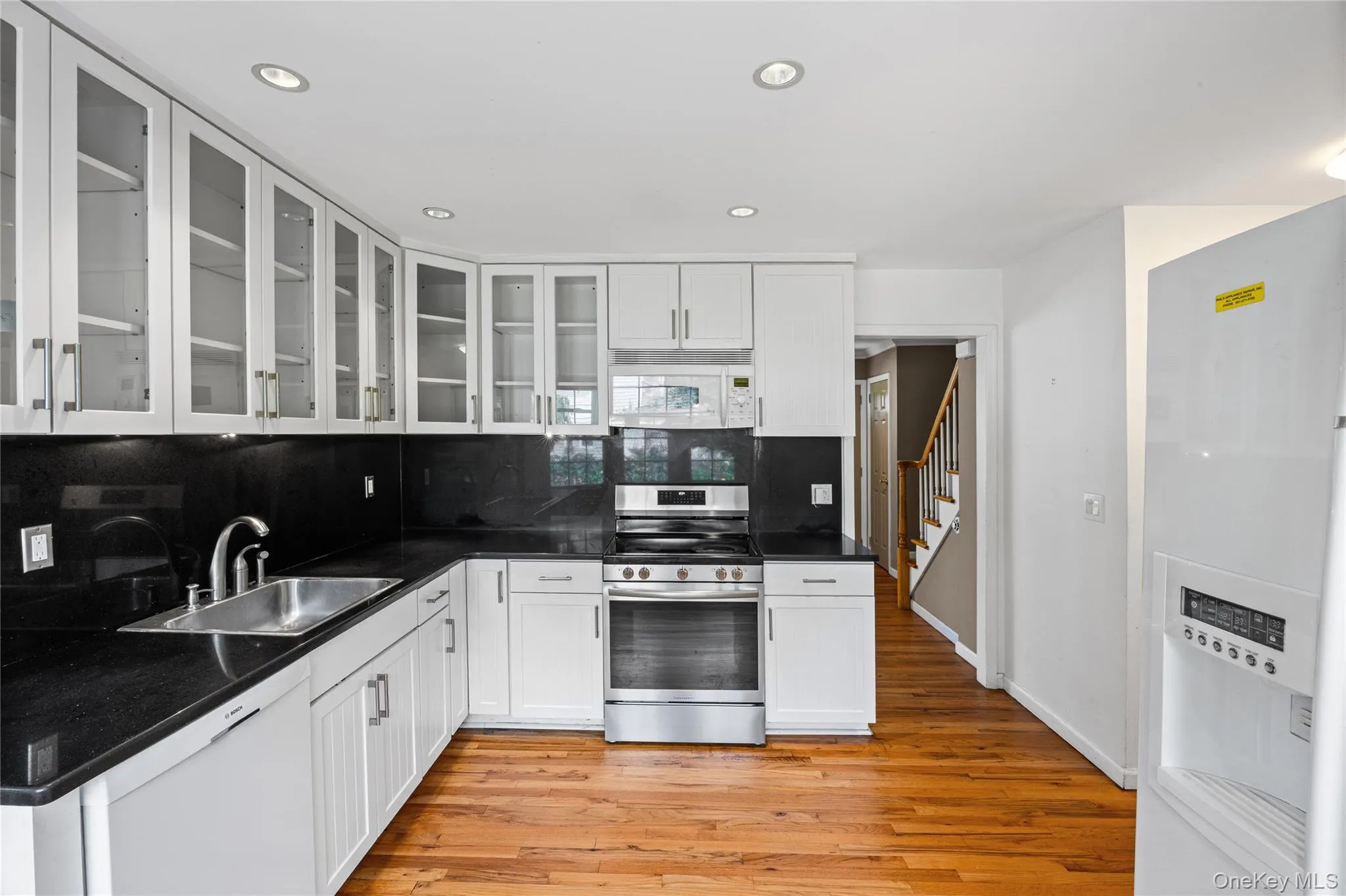 Kitchen with lots of light and space to cook! Kitchen with lots of light and space to cook!