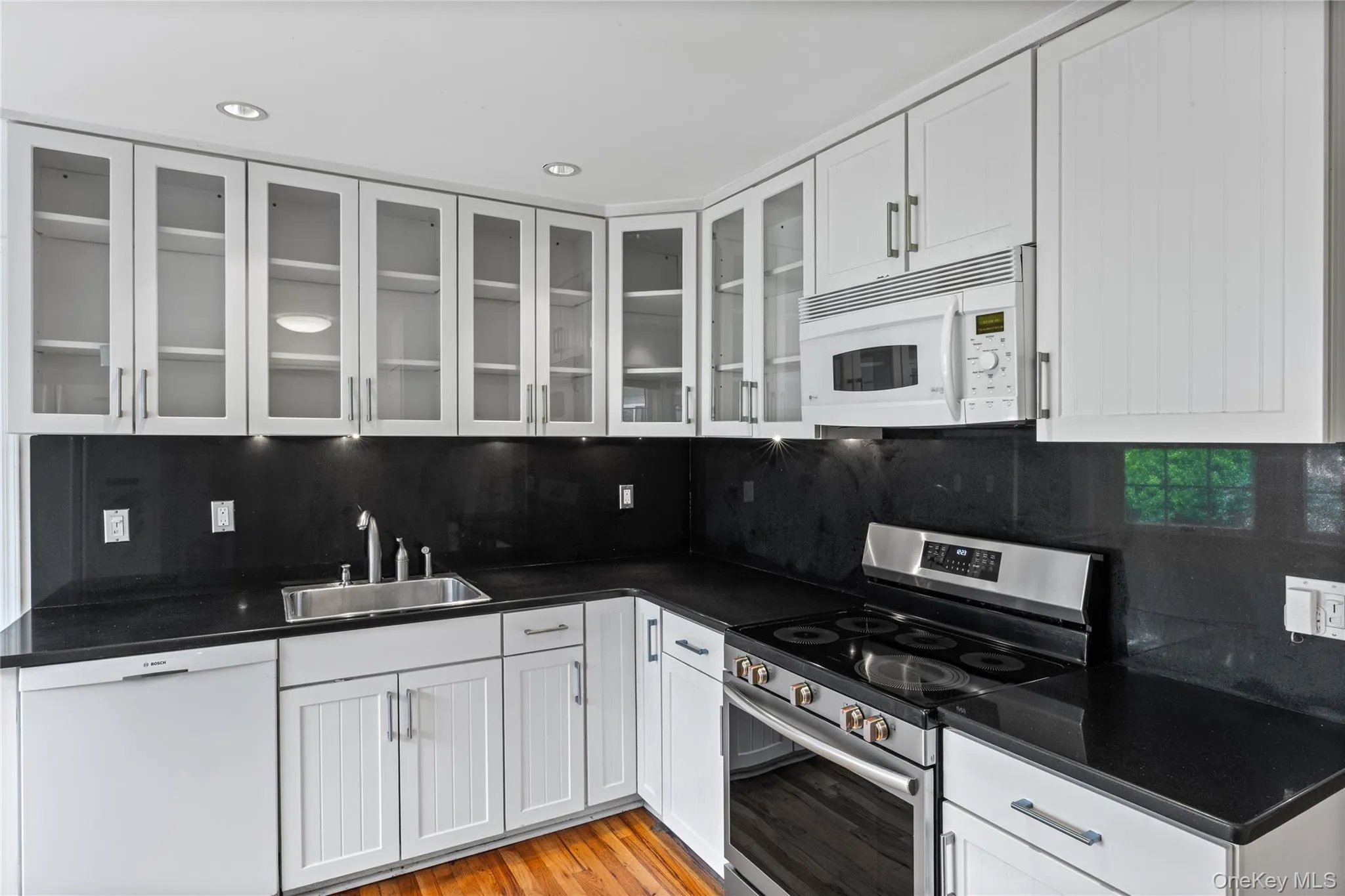 Kitchen with plenty of storage and workspace to prepare your favorite meal! Kitchen with plenty of storage and workspace to prepare your favorite meal!