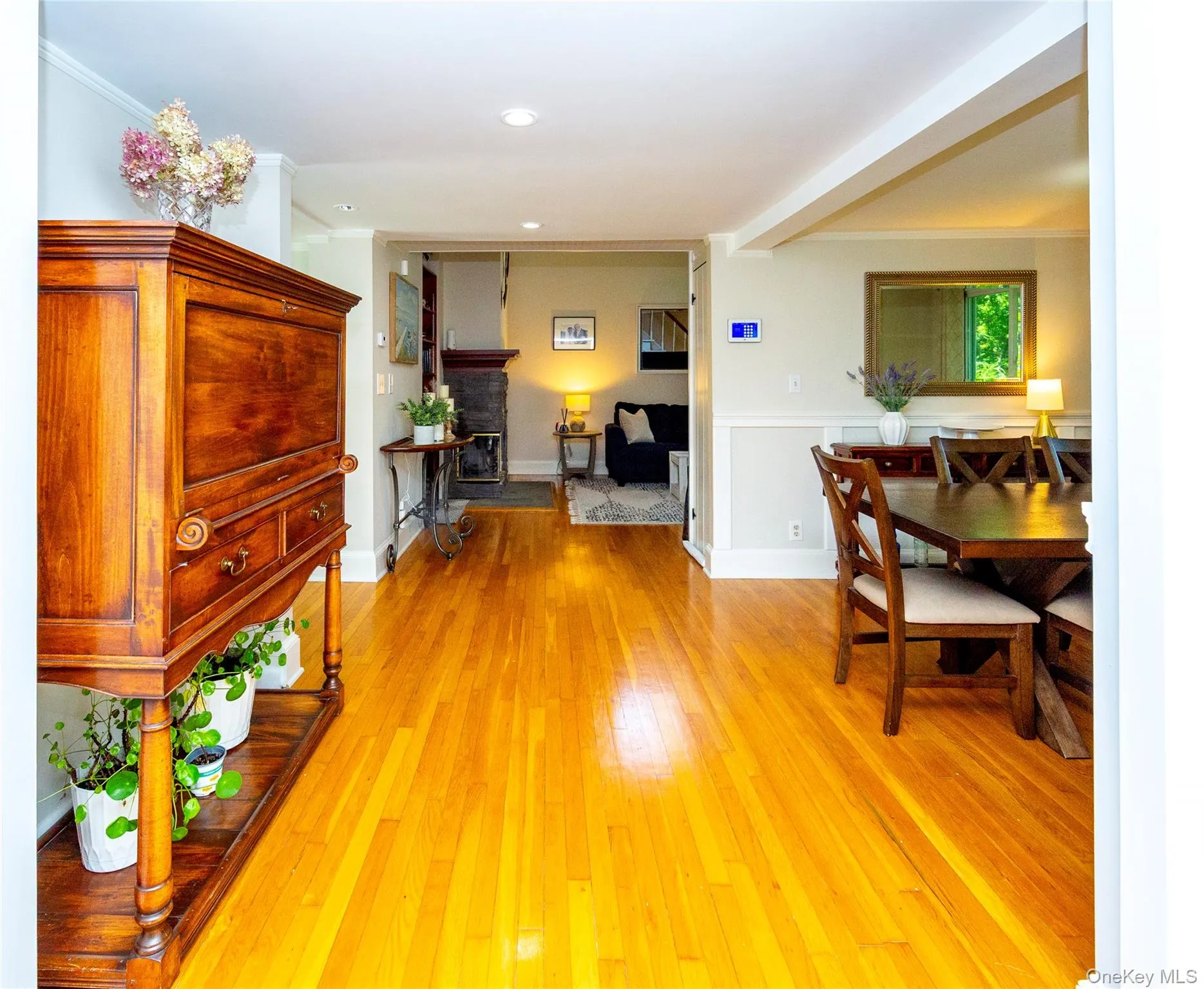 Wide hallways lead to the both the dining room and living room. Wide hallways lead to the both the dining room and living room.
