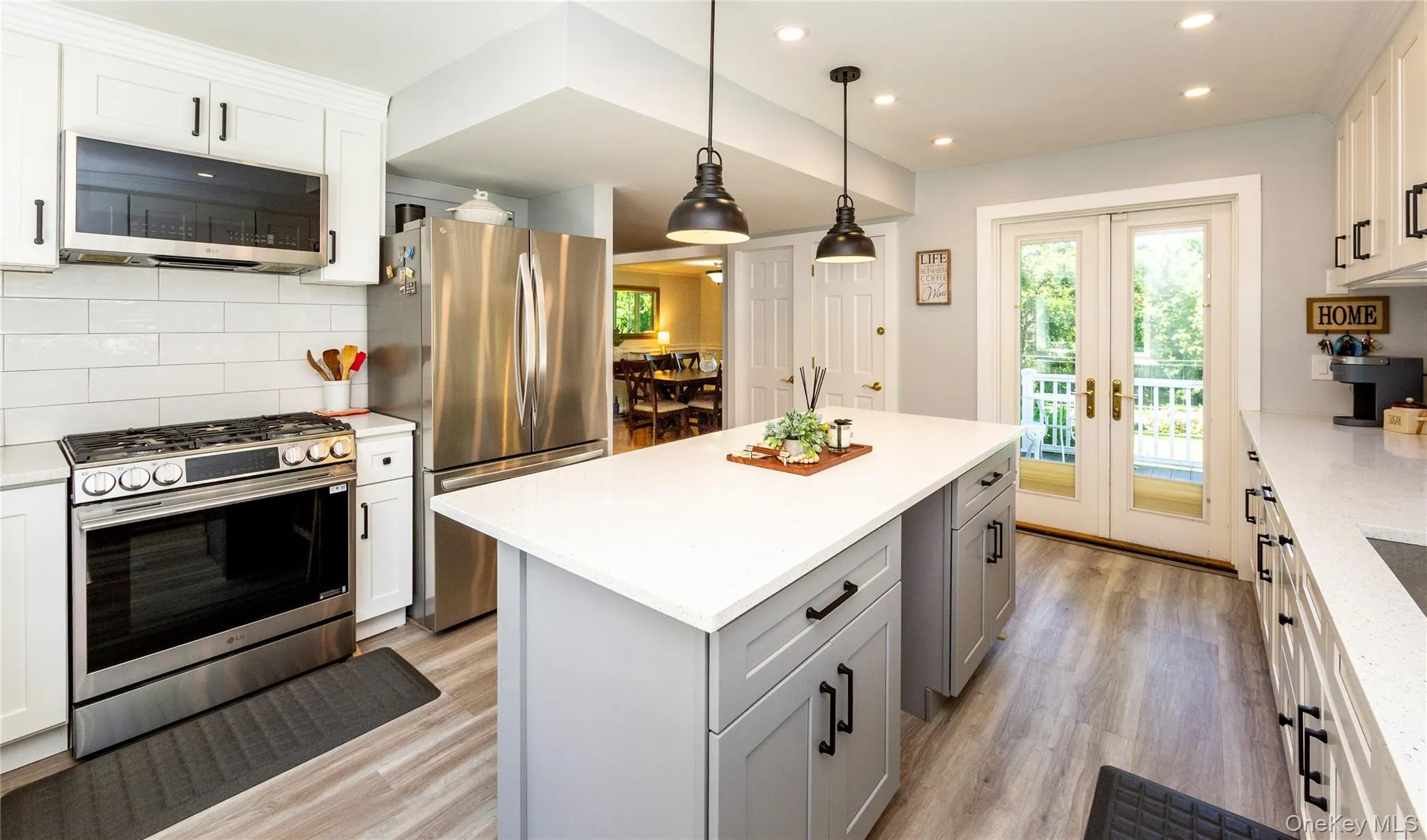 Effortless flow between rooms with generous openings. Effortless flow between rooms with generous openings.