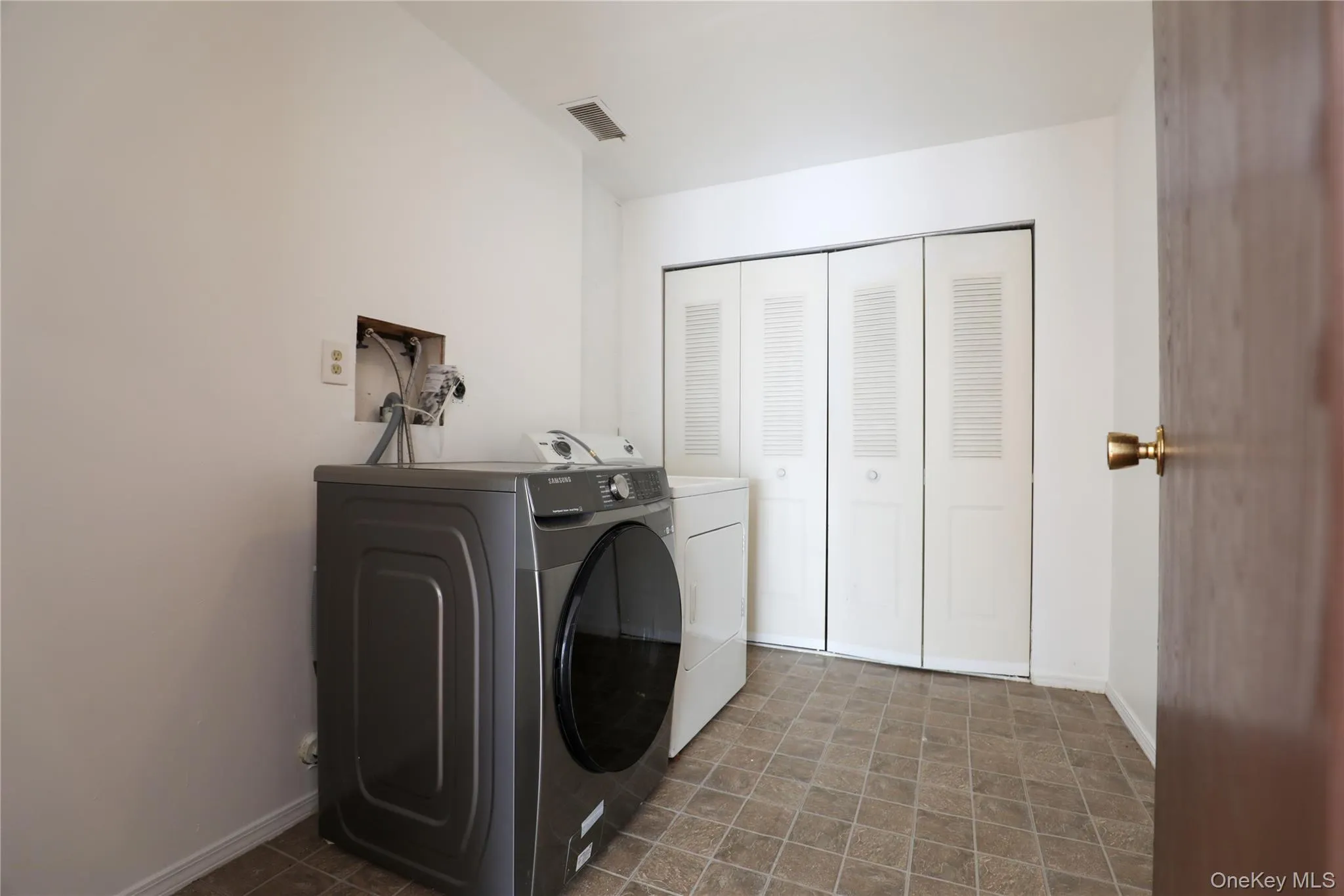 259 Village Court, Kingston, NY, 3 Bedrooms Bedrooms, 6 Rooms Rooms,1 BathroomBathrooms,Residential Lease,For Rent,Village,0,1042811 259 Village Court, Kingston, NY, 3 Bedrooms Bedrooms, 6 Rooms Rooms,1 BathroomBathrooms,Residential Lease,For Rent,Village,0,1042811
