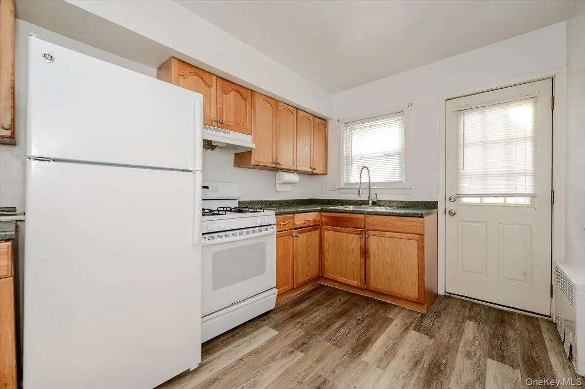 364 Broadway, Long Beach, NY, 2 Bedrooms Bedrooms, 4 Rooms Rooms,1 BathroomBathrooms,Residential Lease,For Rent,Broadway,0,1042816 364 Broadway, Long Beach, NY, 2 Bedrooms Bedrooms, 4 Rooms Rooms,1 BathroomBathrooms,Residential Lease,For Rent,Broadway,0,1042816
