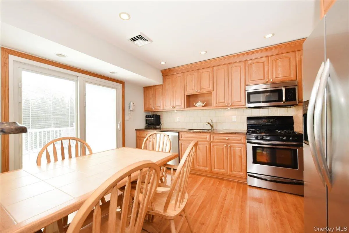 70 Glenwood Road, Oyster Bay, NY, 3 Bedrooms Bedrooms, 6 Rooms Rooms,1 BathroomBathrooms,Residential,For Rent,Glenwood,0,1042827 70 Glenwood Road, Oyster Bay, NY, 3 Bedrooms Bedrooms, 6 Rooms Rooms,1 BathroomBathrooms,Residential,For Rent,Glenwood,0,1042827