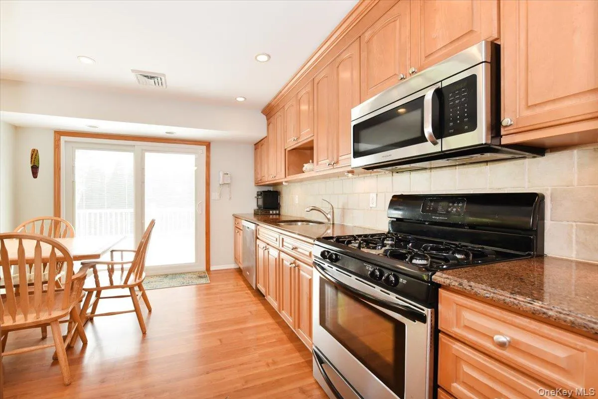 70 Glenwood Road, Oyster Bay, NY, 3 Bedrooms Bedrooms, 6 Rooms Rooms,1 BathroomBathrooms,Residential,For Rent,Glenwood,0,1042827 70 Glenwood Road, Oyster Bay, NY, 3 Bedrooms Bedrooms, 6 Rooms Rooms,1 BathroomBathrooms,Residential,For Rent,Glenwood,0,1042827