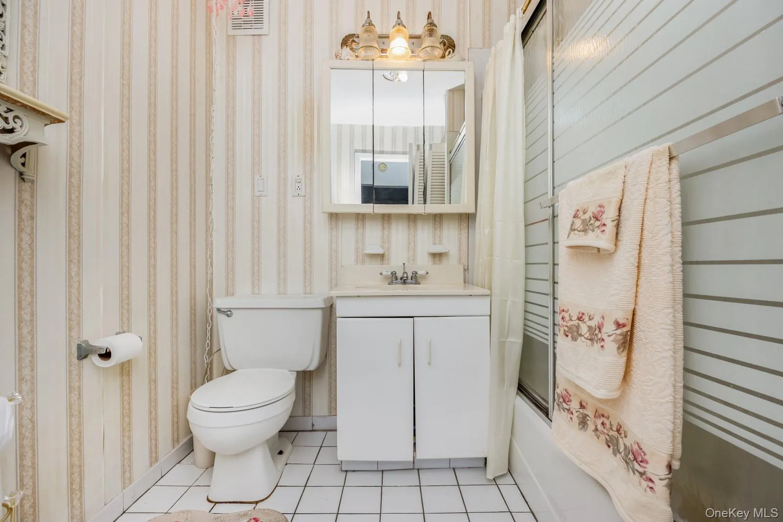 69-11 62nd Drive, New York, NY, 3 Bedrooms Bedrooms, 8 Rooms Rooms,2 BathroomsBathrooms,Residential,For Rent,62nd,0,1042833 69-11 62nd Drive, New York, NY, 3 Bedrooms Bedrooms, 8 Rooms Rooms,2 BathroomsBathrooms,Residential,For Rent,62nd,0,1042833