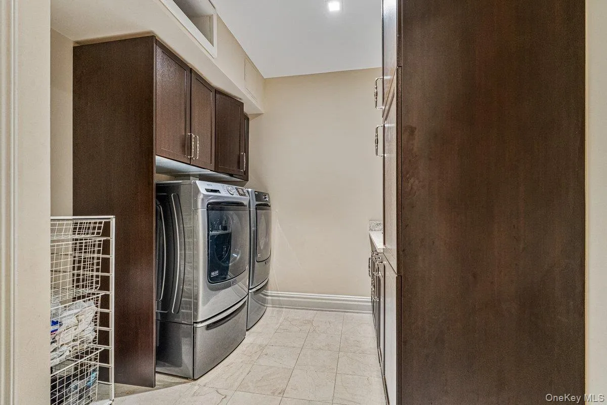 2000 Royal Court, North Hempstead, NY, 2 Bedrooms Bedrooms, 5 Rooms Rooms,2 BathroomsBathrooms,Residential,For Rent,Royal,0,1042837 2000 Royal Court, North Hempstead, NY, 2 Bedrooms Bedrooms, 5 Rooms Rooms,2 BathroomsBathrooms,Residential,For Rent,Royal,0,1042837
