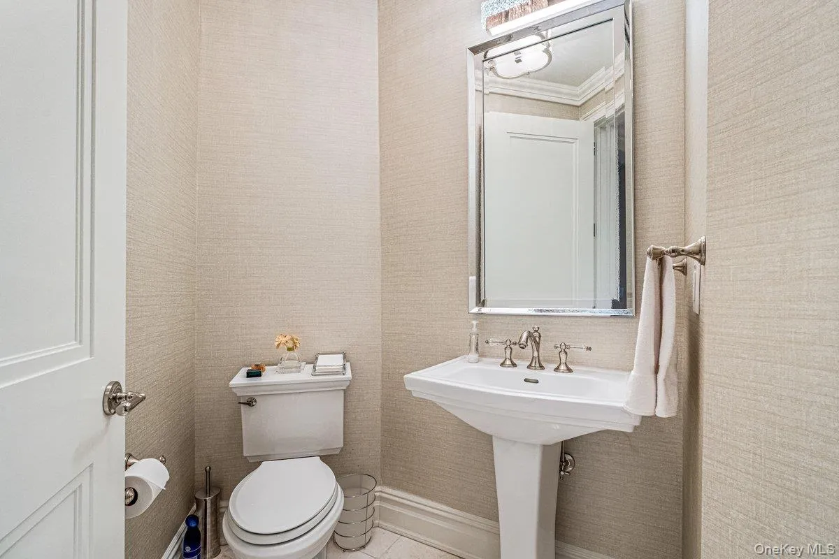 2000 Royal Court, North Hempstead, NY, 2 Bedrooms Bedrooms, 5 Rooms Rooms,2 BathroomsBathrooms,Residential,For Rent,Royal,0,1042837 2000 Royal Court, North Hempstead, NY, 2 Bedrooms Bedrooms, 5 Rooms Rooms,2 BathroomsBathrooms,Residential,For Rent,Royal,0,1042837