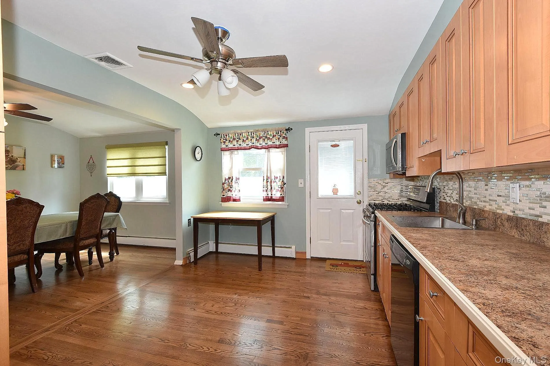 14 Milburn Road, Brookhaven, NY, 3 Bedrooms Bedrooms, 6 Rooms Rooms,1 BathroomBathrooms,Residential,For Rent,Milburn,0,1042839 14 Milburn Road, Brookhaven, NY, 3 Bedrooms Bedrooms, 6 Rooms Rooms,1 BathroomBathrooms,Residential,For Rent,Milburn,0,1042839