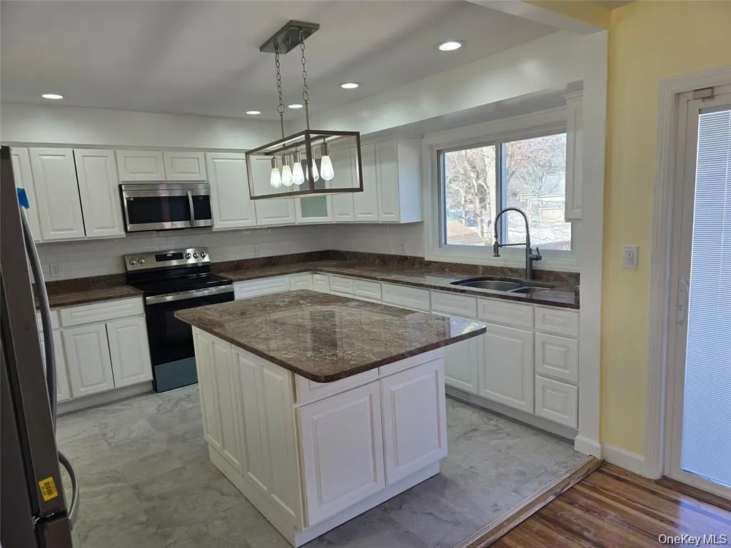 17 Lantern Street, Huntington, NY, 3 Bedroom Bedrooms, 6 Room Rooms,1 BathroomBathrooms,Residential Lease,For Rent,Lantern,0,1042844 17 Lantern Street, Huntington, NY, 3 Bedroom Bedrooms, 6 Room Rooms,1 BathroomBathrooms,Residential Lease,For Rent,Lantern,0,1042844