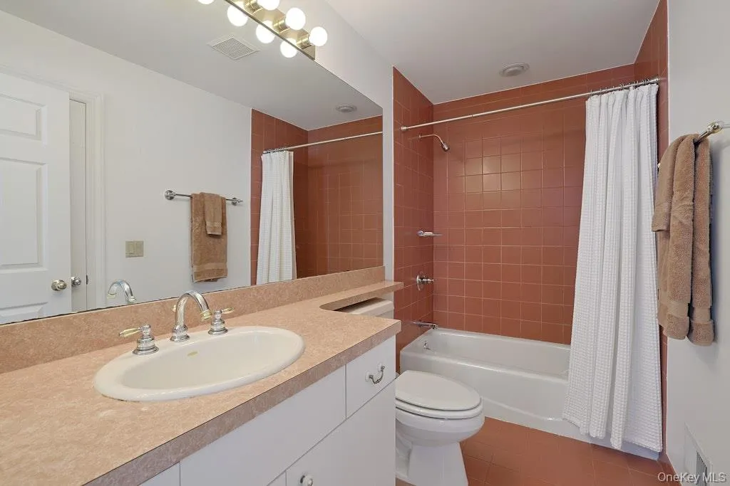 Bathroom can be accessed from 2nd bedroom or hallway Bathroom can be accessed from 2nd bedroom or hallway