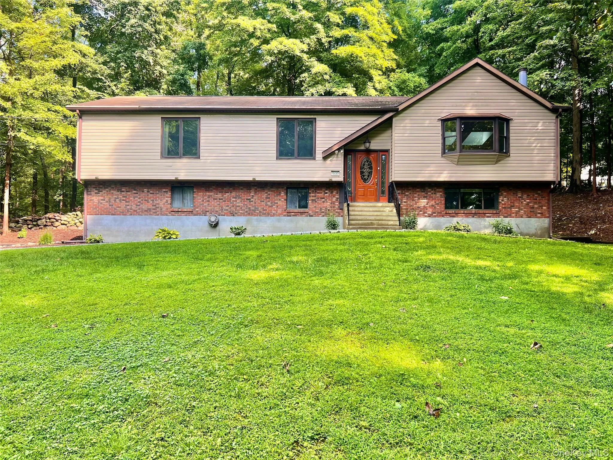 Welocme to 5 Trolley Rd, Cortlandt Manor.Located in a private setting in Upper Westchester. Welocme to 5 Trolley Rd, Cortlandt Manor.Located in a private setting in Upper Westchester.
