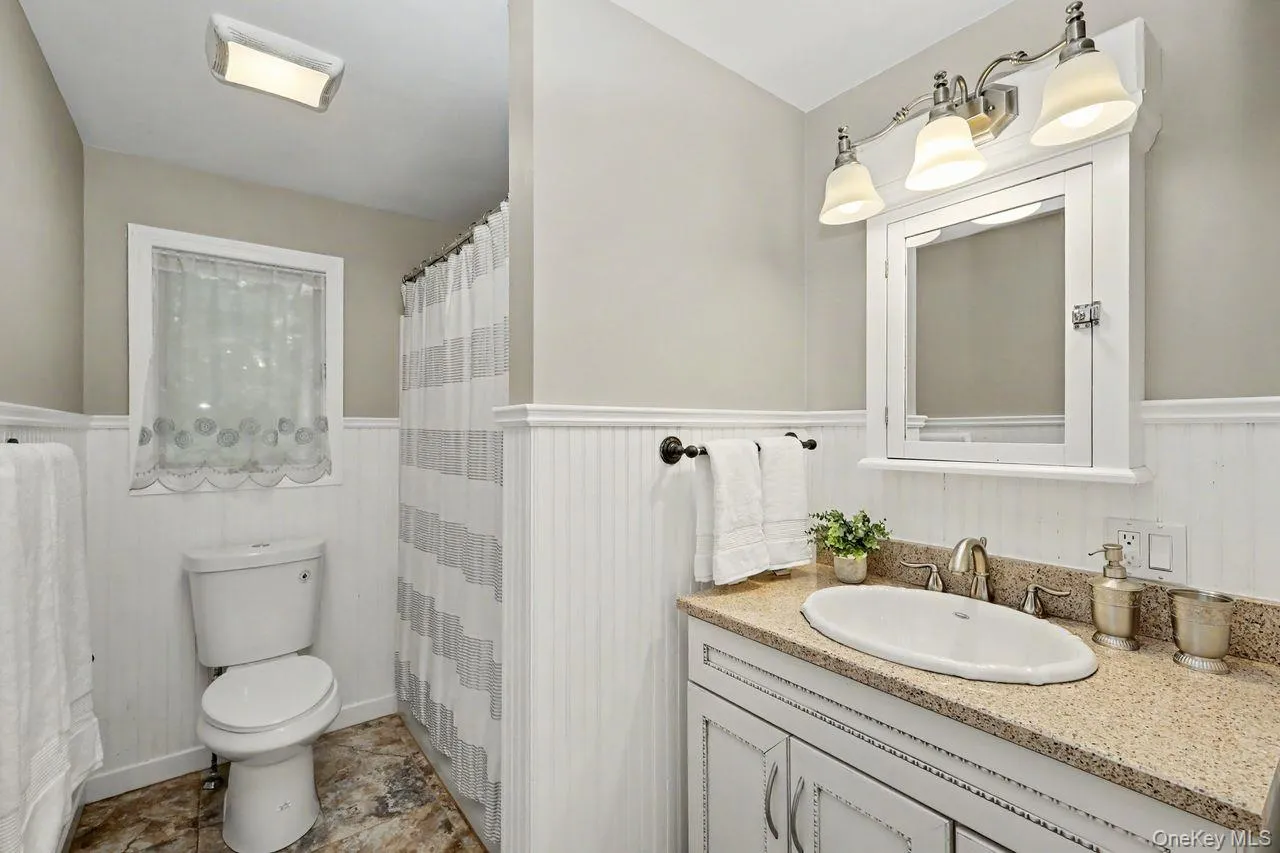 Hall bathroom with tub/shower. Hall bathroom with tub/shower.