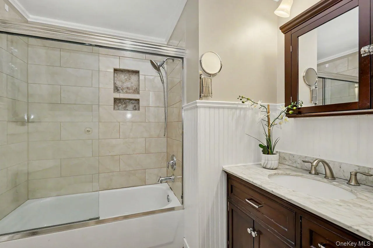 Updated primary bathroom with tub/shower. Updated primary bathroom with tub/shower.