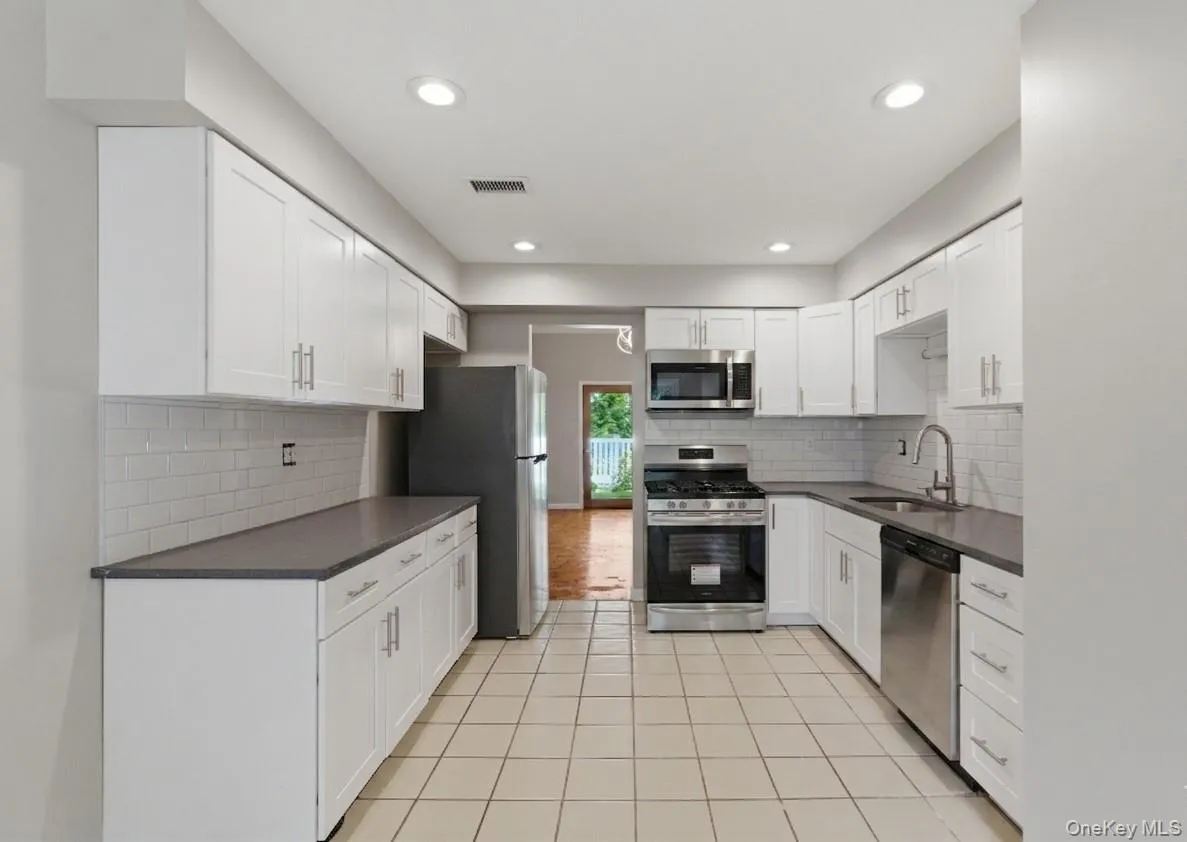 4 Trevor Lake Drive, Clarkstown, NY, 2 Bedrooms Bedrooms, 7 Rooms Rooms,2 BathroomsBathrooms,Residential,For Rent,Trevor Lake,0,1042887 4 Trevor Lake Drive, Clarkstown, NY, 2 Bedrooms Bedrooms, 7 Rooms Rooms,2 BathroomsBathrooms,Residential,For Rent,Trevor Lake,0,1042887