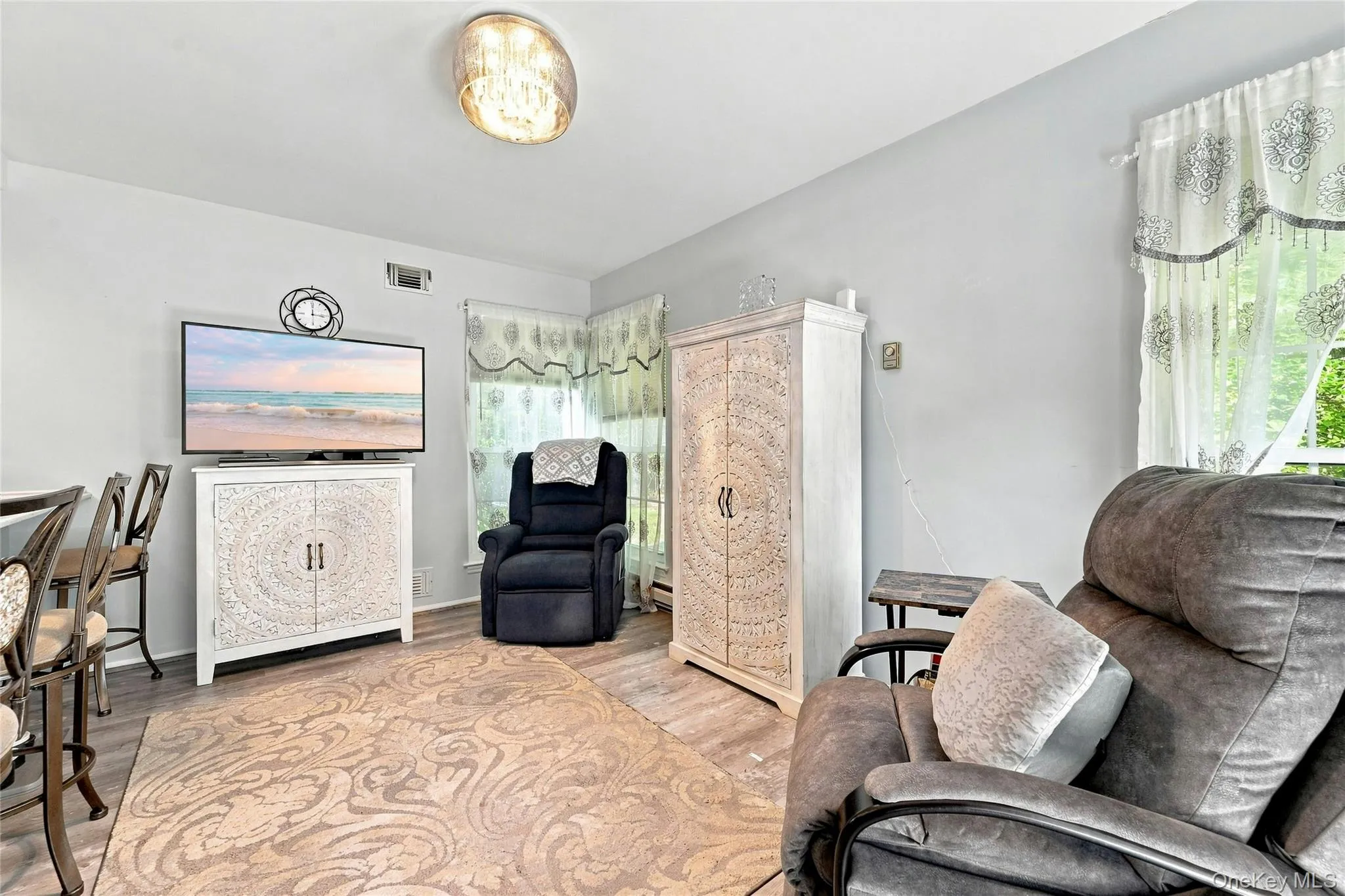 Open Den/Leisure Room Off Of The Eat In Kitchen. Open Den/Leisure Room Off Of The Eat In Kitchen.
