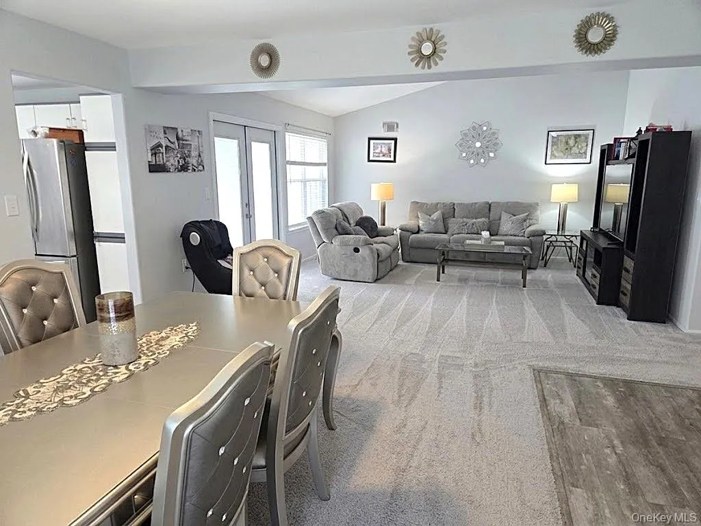 The Bedford Model Has A Beautiful Modern Floorplan With A Large Open Formal Dining Room & Living Room. The Bedford Model Has A Beautiful Modern Floorplan With A Large Open Formal Dining Room & Living Room.