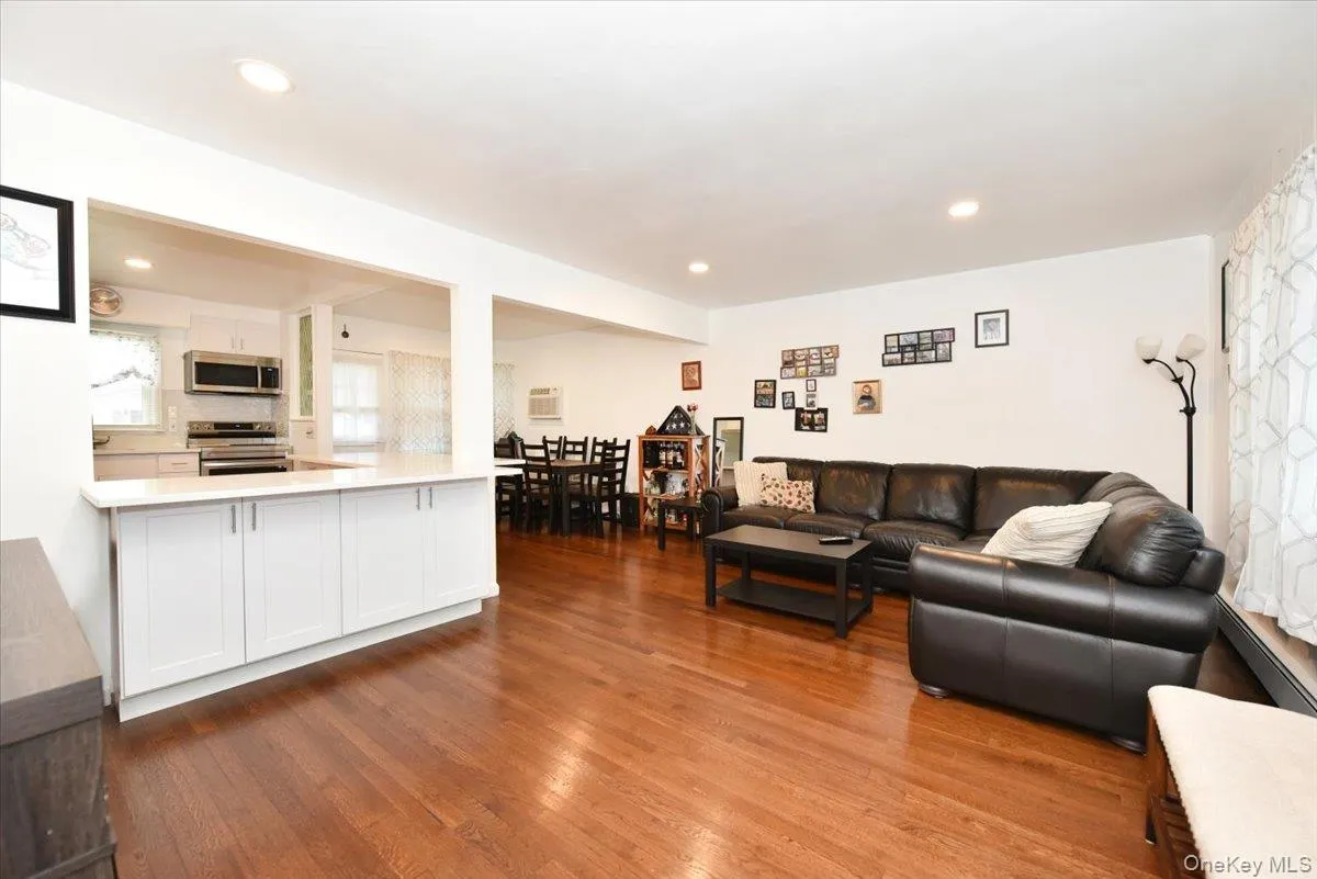 95 Jenkins Avenue, Babylon, NY, 3 Bedrooms Bedrooms, 8 Rooms Rooms,1 BathroomBathrooms,Residential,For Rent,Jenkins,0,1042906 95 Jenkins Avenue, Babylon, NY, 3 Bedrooms Bedrooms, 8 Rooms Rooms,1 BathroomBathrooms,Residential,For Rent,Jenkins,0,1042906