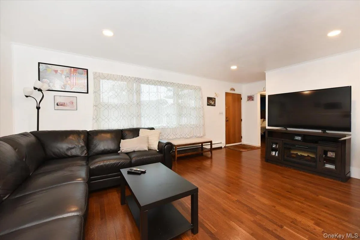 95 Jenkins Avenue, Babylon, NY, 3 Bedrooms Bedrooms, 8 Rooms Rooms,1 BathroomBathrooms,Residential,For Rent,Jenkins,0,1042906 95 Jenkins Avenue, Babylon, NY, 3 Bedrooms Bedrooms, 8 Rooms Rooms,1 BathroomBathrooms,Residential,For Rent,Jenkins,0,1042906