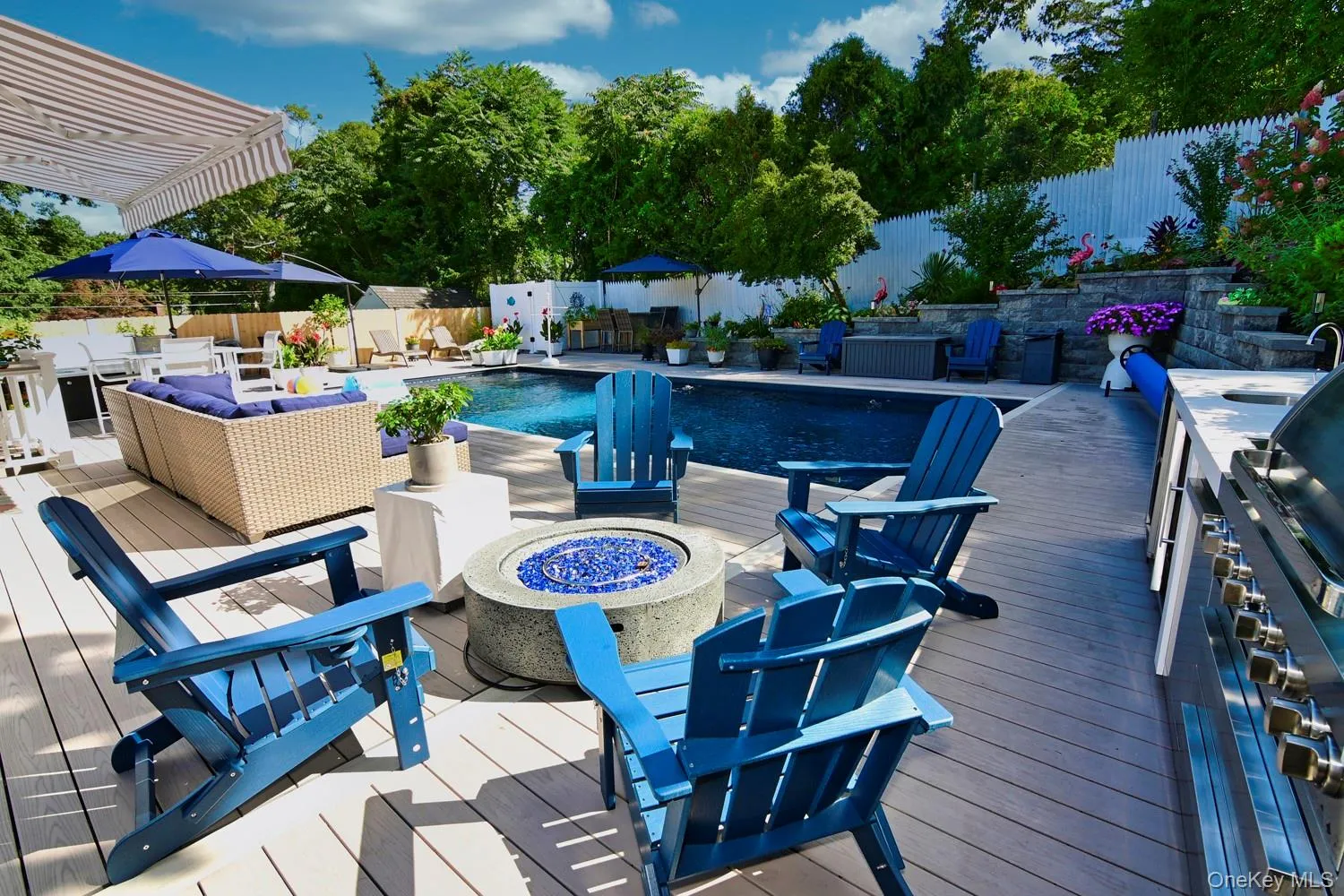 Fire pit, sitting area
