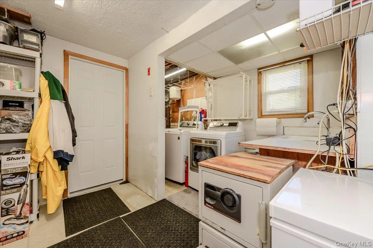 Laundry/Storage Rm on lower level w/access to garage Laundry/Storage Rm on lower level w/access to garage