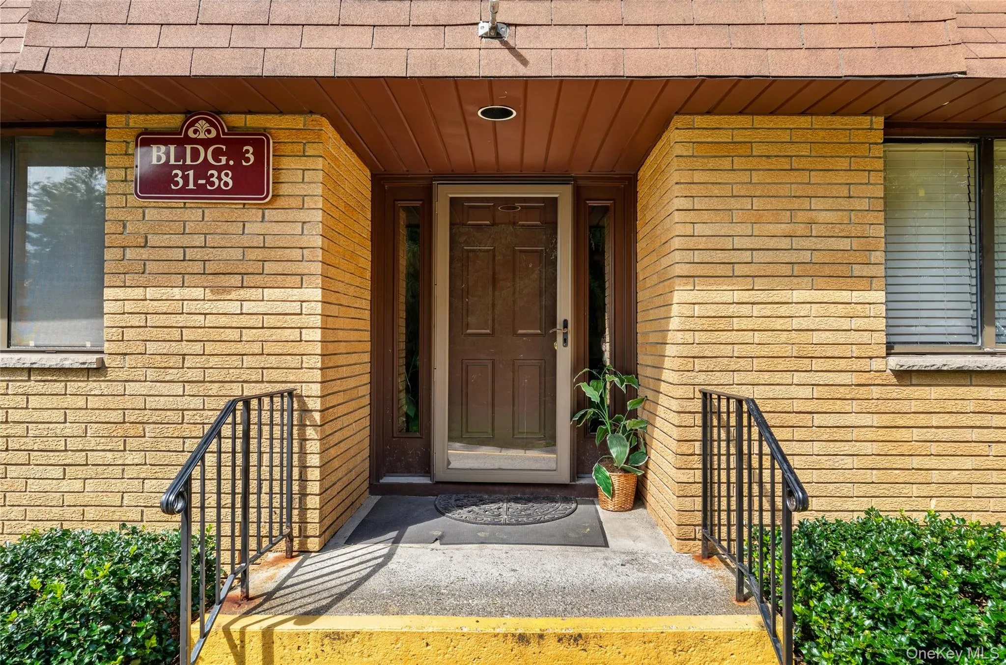 Main entrance to Building 3, units 31–38. Main entrance to Building 3, units 31–38.
