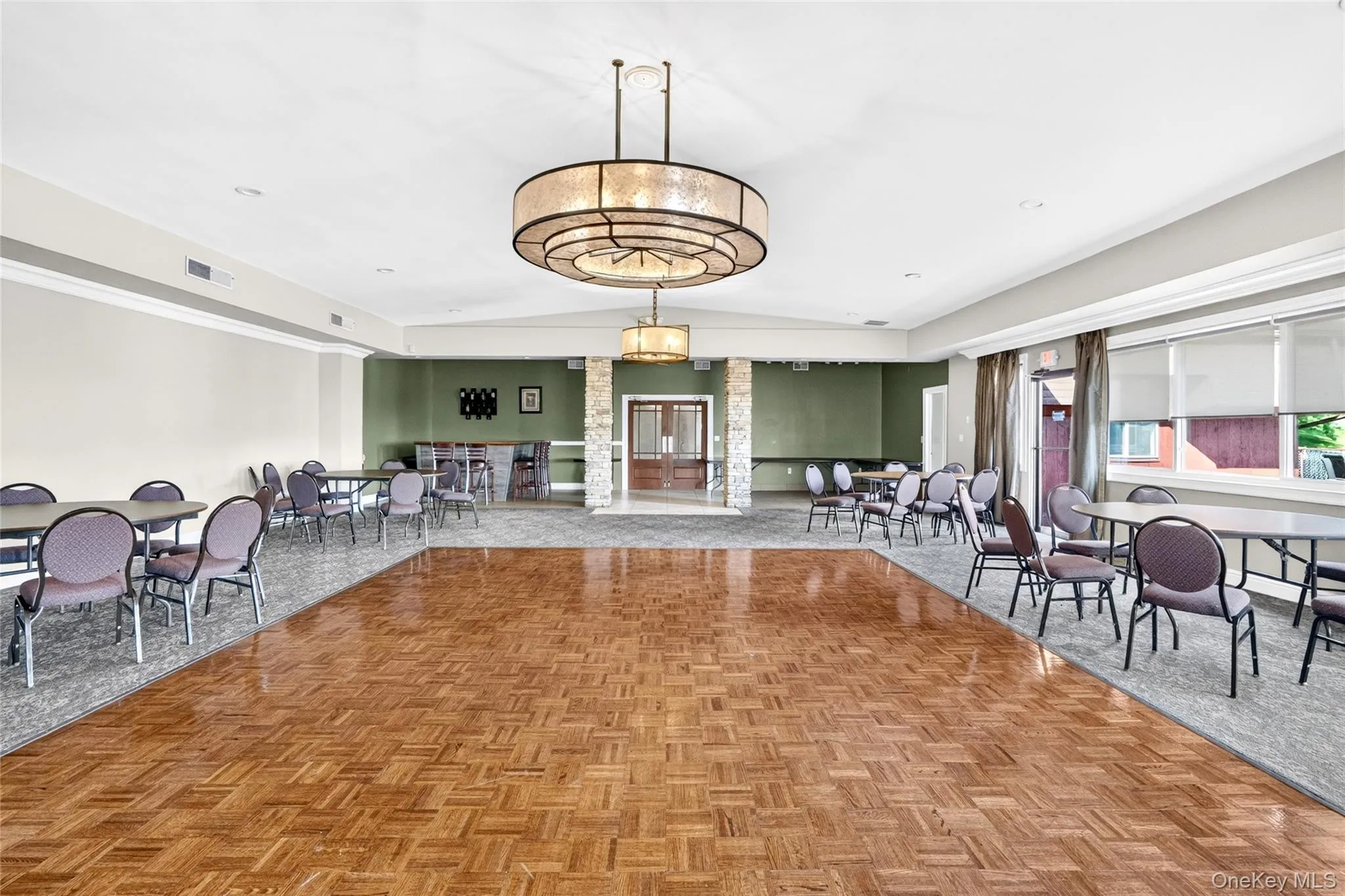 Spacious clubhouse gathering room. Spacious clubhouse gathering room.