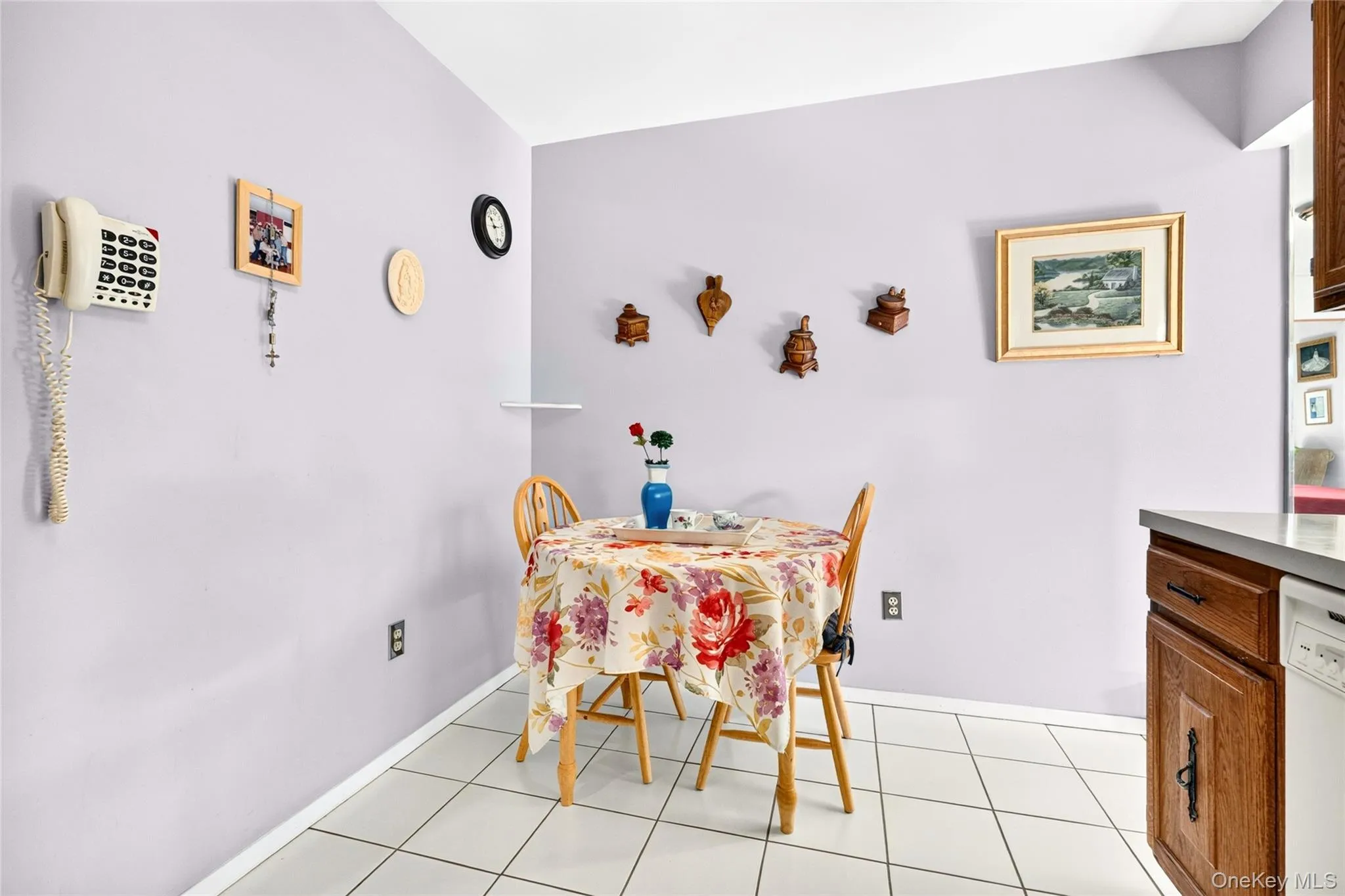 Separate breakfast area within the kitchen. Separate breakfast area within the kitchen.