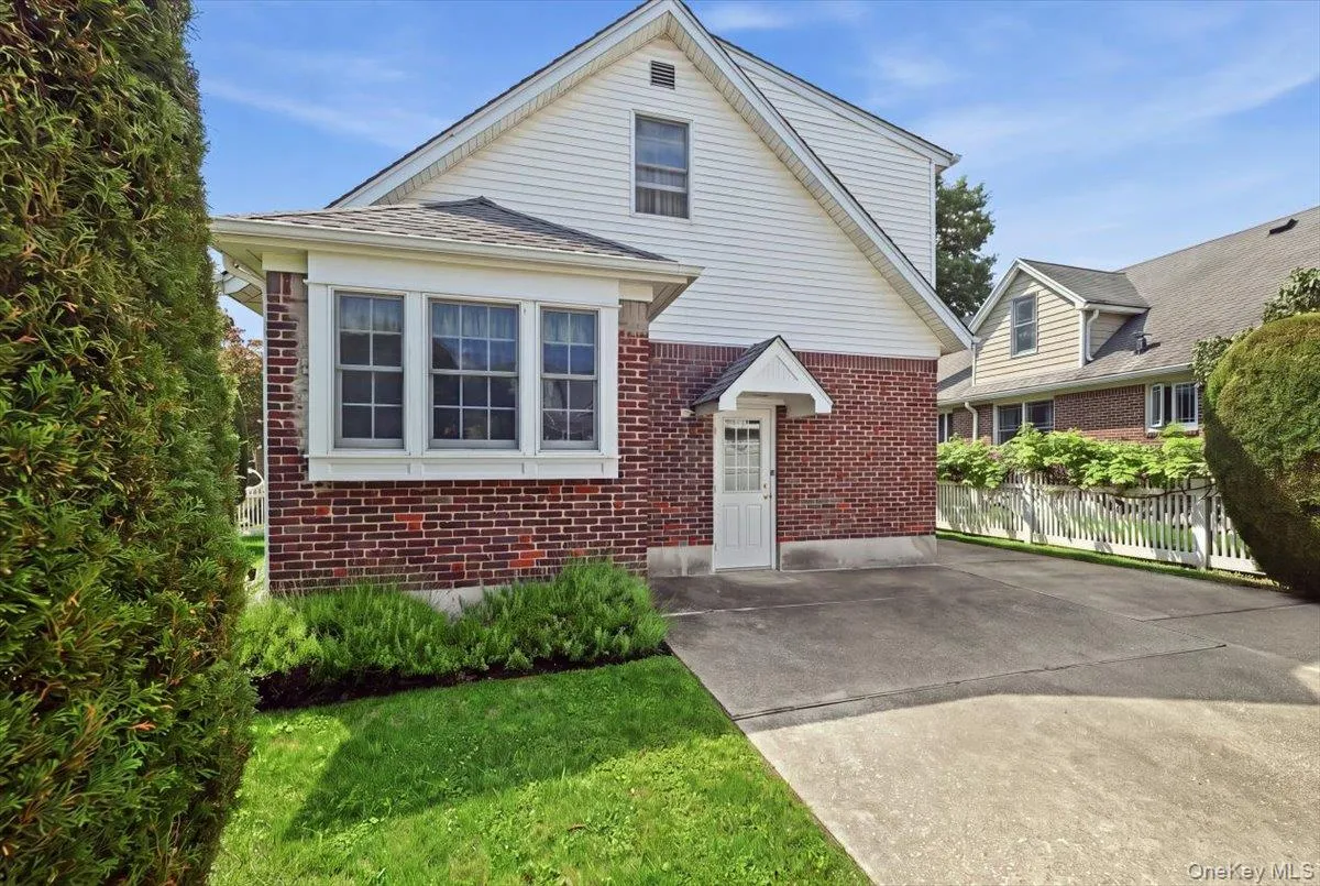 73 Chestnut Avenue, Hempstead, NY, 4 Bedrooms Bedrooms, 10 Rooms Rooms,3 BathroomsBathrooms,Residential,For Rent,Chestnut,0,1043001 73 Chestnut Avenue, Hempstead, NY, 4 Bedrooms Bedrooms, 10 Rooms Rooms,3 BathroomsBathrooms,Residential,For Rent,Chestnut,0,1043001