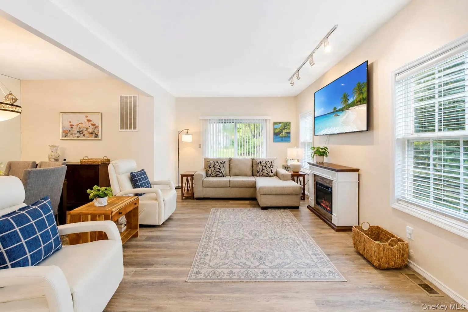 51 Deer Valley Drive, Smithtown, NY, 2 Bedrooms Bedrooms, 5 Rooms Rooms,2 BathroomsBathrooms,Residential,For Rent,Deer Valley,0,1043012 51 Deer Valley Drive, Smithtown, NY, 2 Bedrooms Bedrooms, 5 Rooms Rooms,2 BathroomsBathrooms,Residential,For Rent,Deer Valley,0,1043012