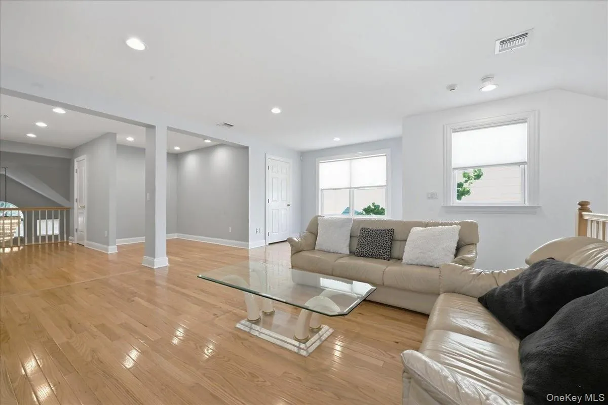 15 Overlook, North Hempstead, NY, 3 Bedrooms Bedrooms, 8 Rooms Rooms,2 BathroomsBathrooms,Residential,For Rent,Overlook,0,1043014 15 Overlook, North Hempstead, NY, 3 Bedrooms Bedrooms, 8 Rooms Rooms,2 BathroomsBathrooms,Residential,For Rent,Overlook,0,1043014