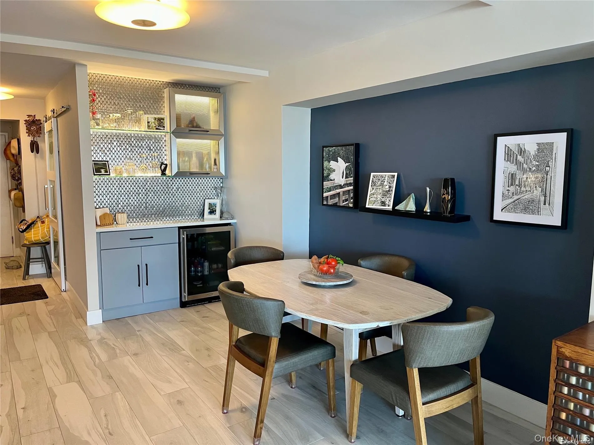 Dining Area with Bar Dining Area with Bar