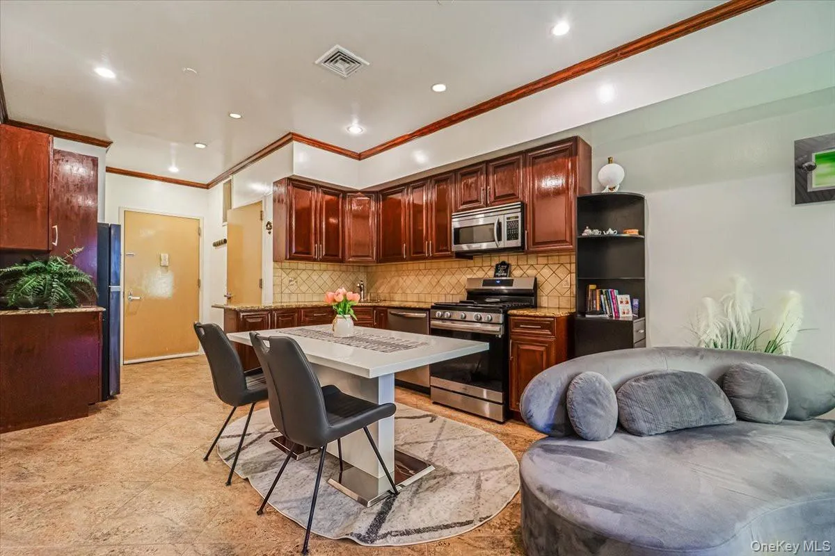 2569 38th Street, New York, NY, 1 Bedroom Bedrooms, 4 Rooms Rooms,1 BathroomBathrooms,Residential,For Rent,38th,0,1043050 2569 38th Street, New York, NY, 1 Bedroom Bedrooms, 4 Rooms Rooms,1 BathroomBathrooms,Residential,For Rent,38th,0,1043050