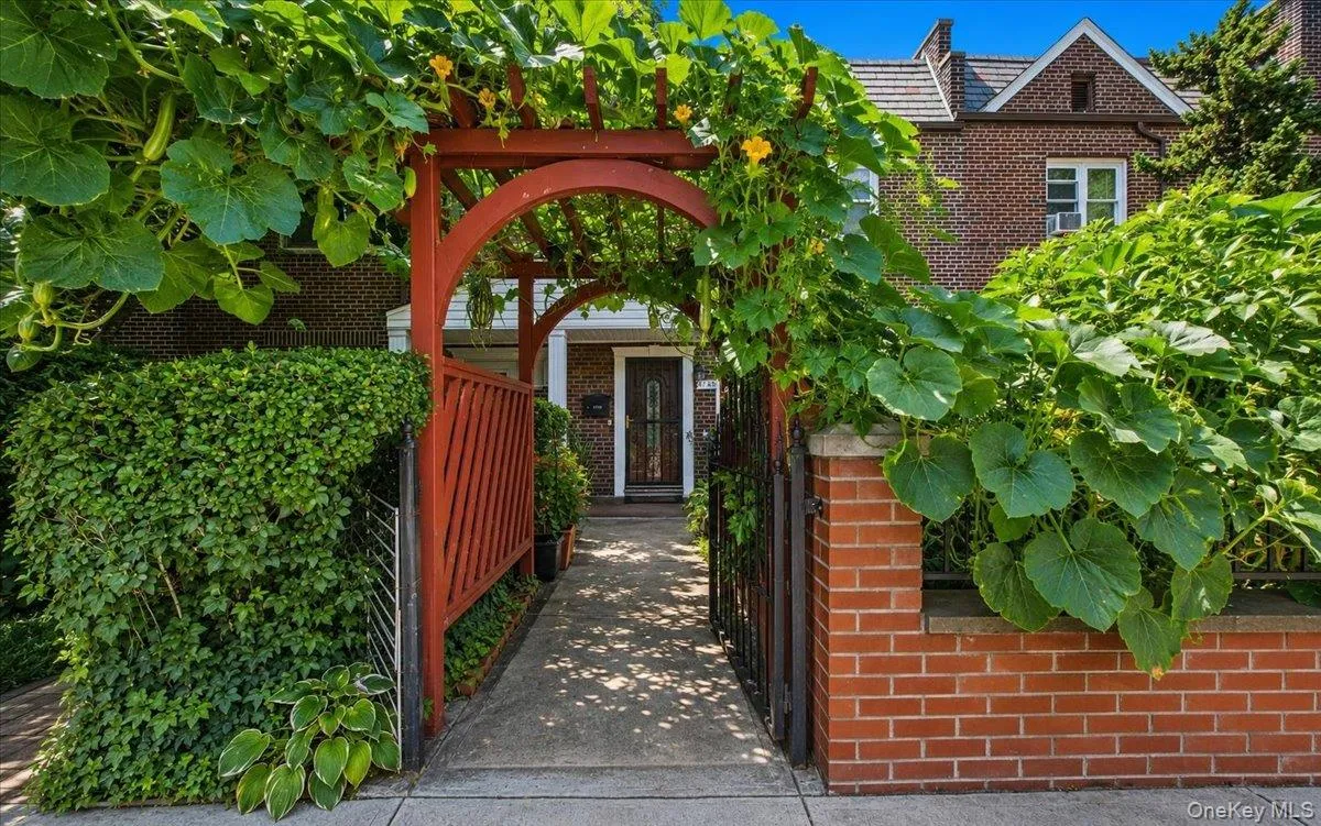 67-30 Harrow Street, New York, NY, 4 Bedrooms Bedrooms, 13 Rooms Rooms,2 BathroomsBathrooms,Residential,For Rent,Harrow,0,1043073 67-30 Harrow Street, New York, NY, 4 Bedrooms Bedrooms, 13 Rooms Rooms,2 BathroomsBathrooms,Residential,For Rent,Harrow,0,1043073