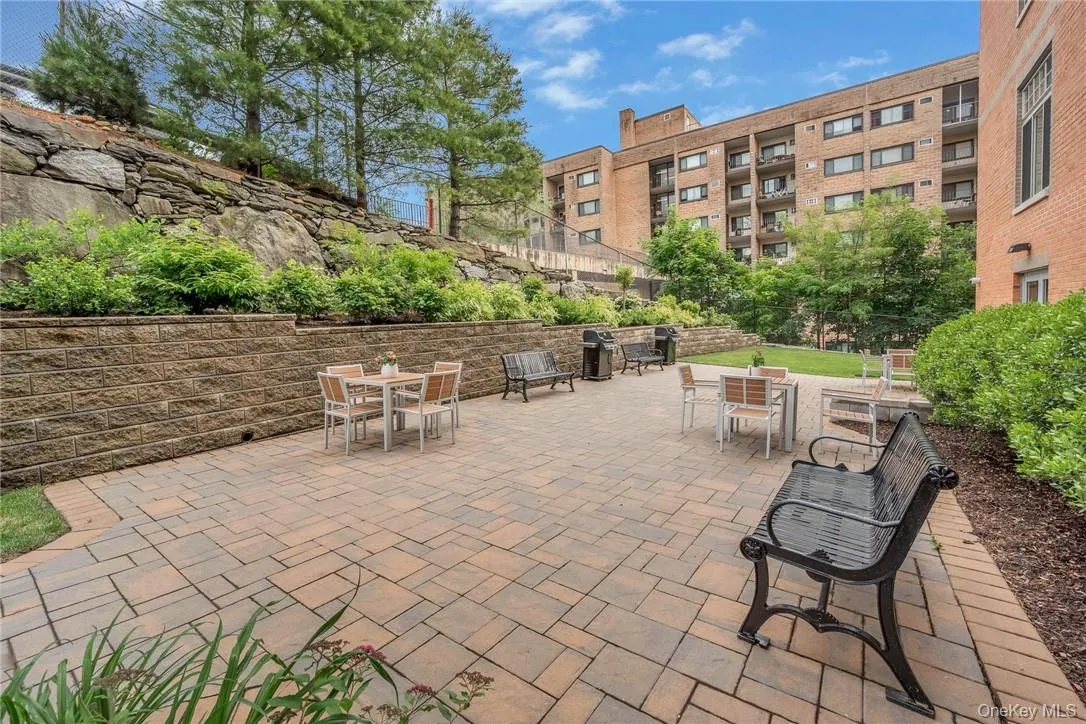 Outdoor Patio With BBQ Grills! Outdoor Patio With BBQ Grills!