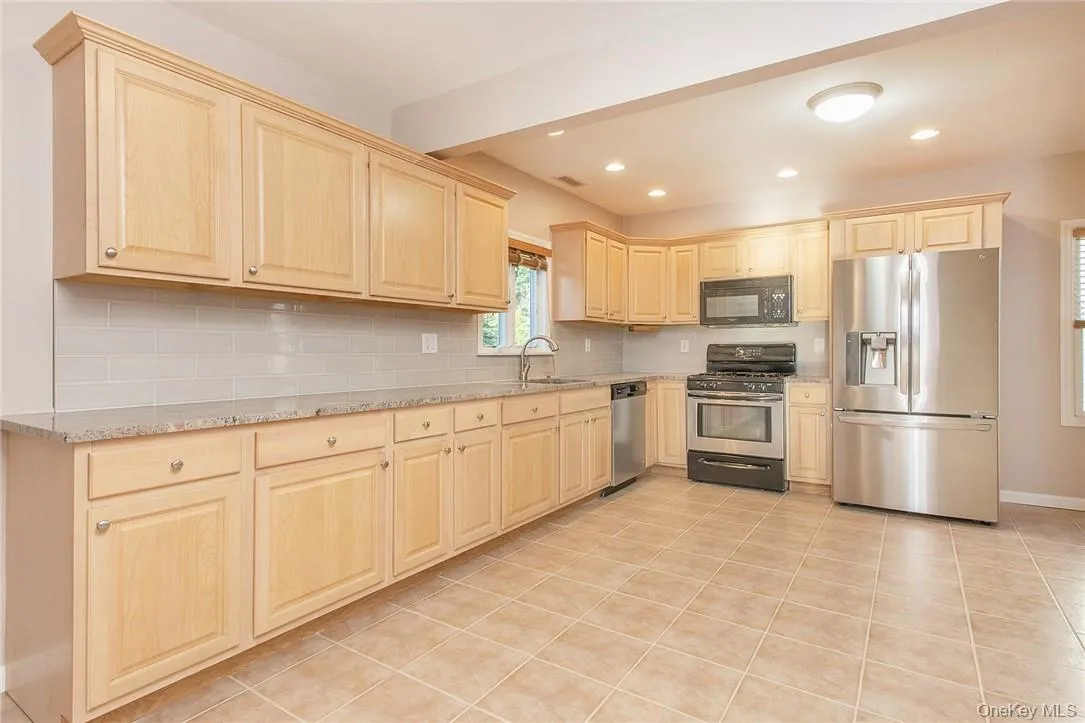 Large Eat In Kitchen, Granite Countertops and Stainless Steel Appliances Large Eat In Kitchen, Granite Countertops and Stainless Steel Appliances