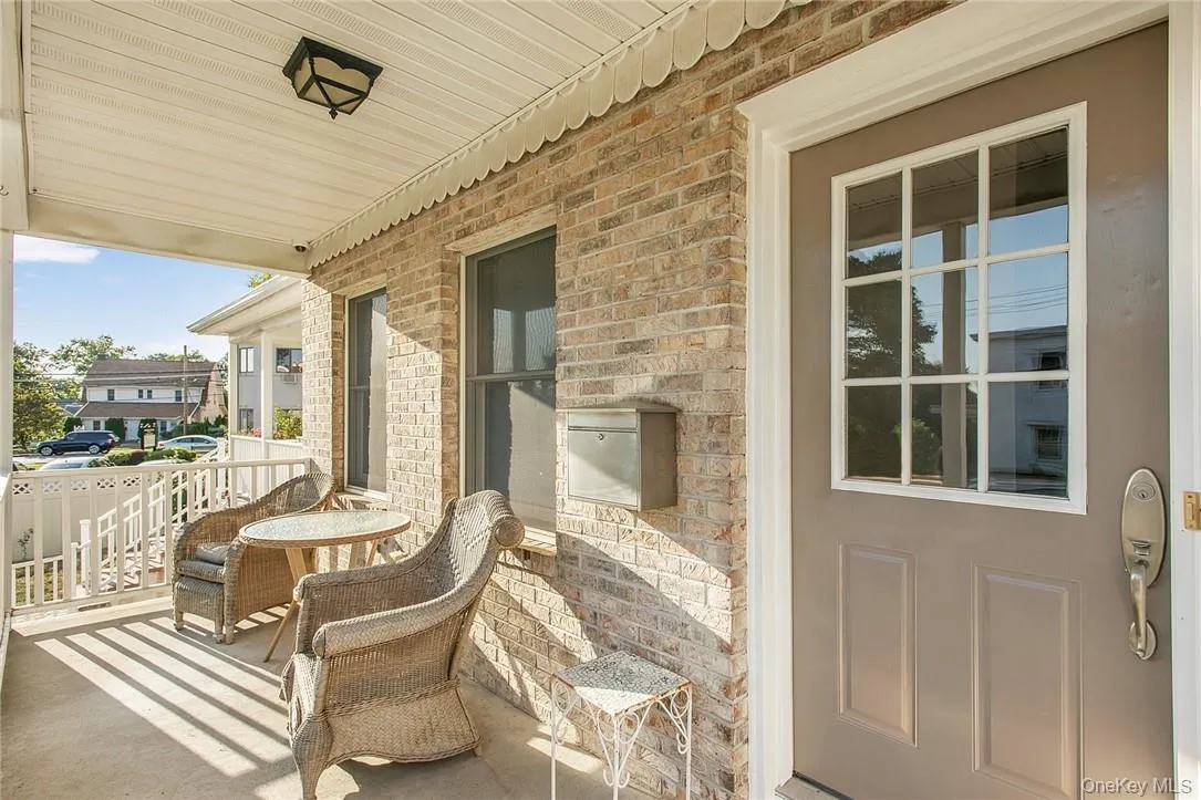 Private Entrance (right side) & Porch Private Entrance (right side) & Porch