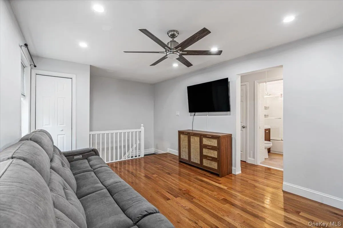 64-62 223rd Place, New York, NY, 2 Bedrooms Bedrooms, 5 Rooms Rooms,1 BathroomBathrooms,Residential,For Rent,223rd,0,1043254 64-62 223rd Place, New York, NY, 2 Bedrooms Bedrooms, 5 Rooms Rooms,1 BathroomBathrooms,Residential,For Rent,223rd,0,1043254