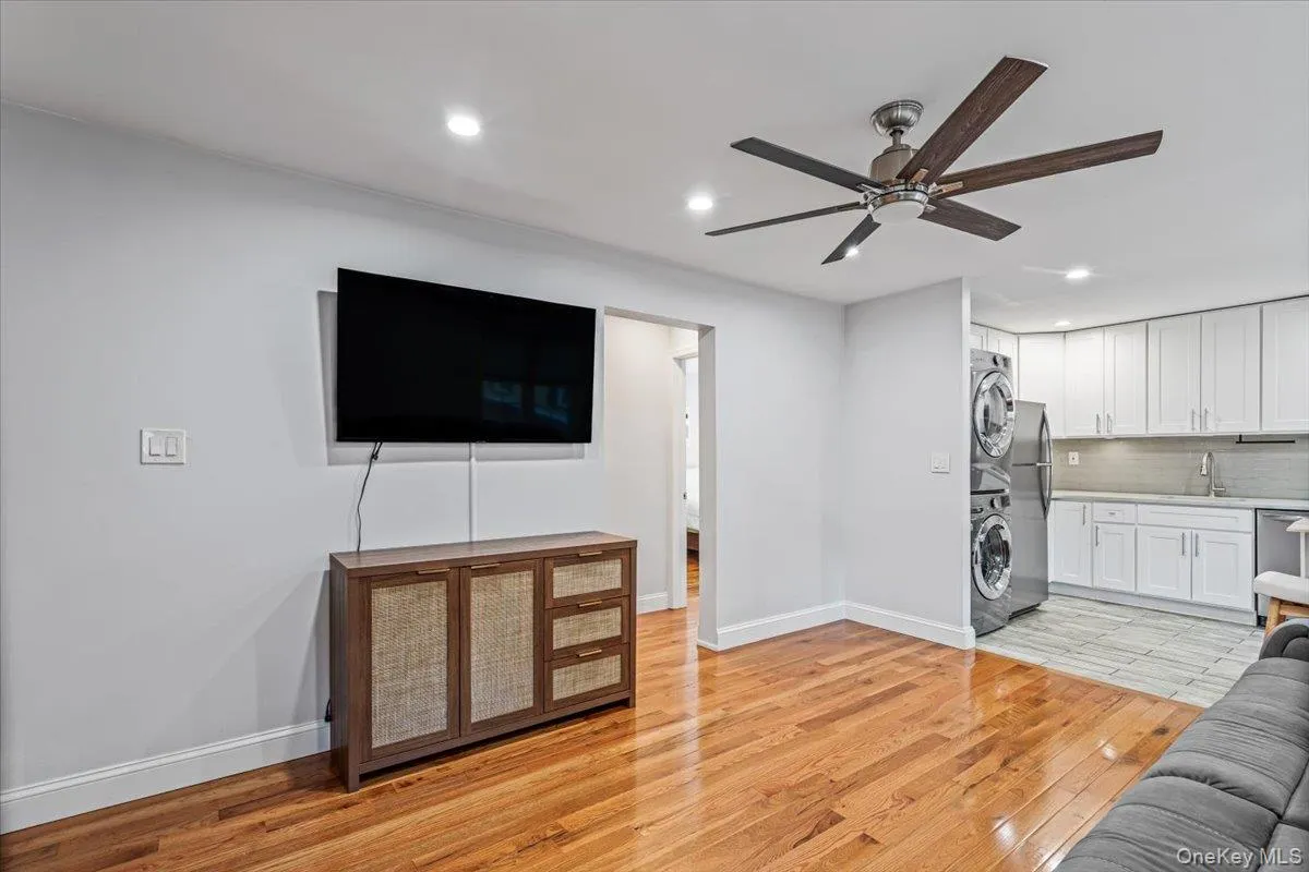 64-62 223rd Place, New York, NY, 2 Bedrooms Bedrooms, 5 Rooms Rooms,1 BathroomBathrooms,Residential,For Rent,223rd,0,1043254 64-62 223rd Place, New York, NY, 2 Bedrooms Bedrooms, 5 Rooms Rooms,1 BathroomBathrooms,Residential,For Rent,223rd,0,1043254