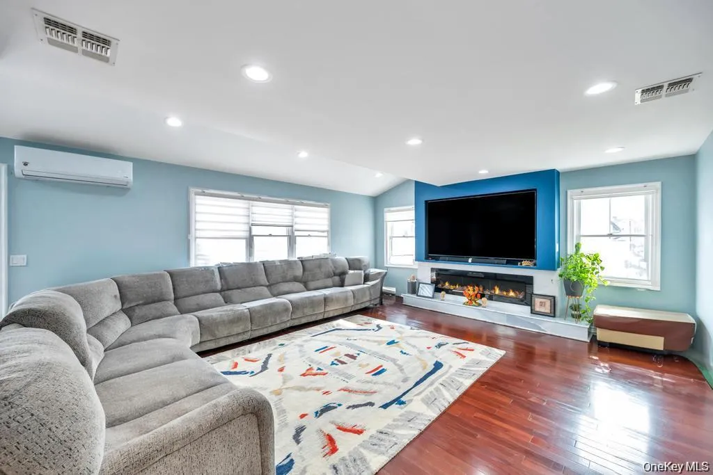 6 Garden Circle, Oyster Bay, NY, 6 Bedrooms Bedrooms, 10 Rooms Rooms,5 BathroomsBathrooms,Residential,For Rent,Garden,0,1043257 6 Garden Circle, Oyster Bay, NY, 6 Bedrooms Bedrooms, 10 Rooms Rooms,5 BathroomsBathrooms,Residential,For Rent,Garden,0,1043257