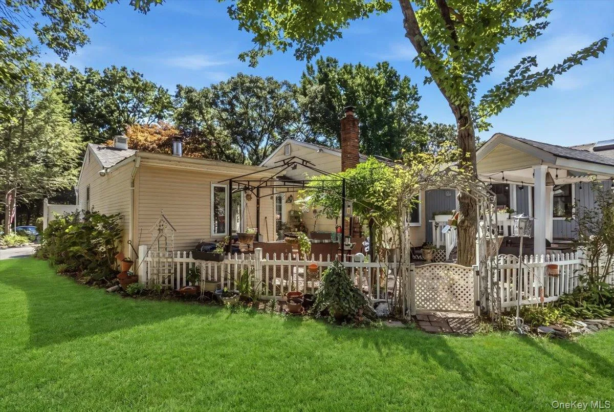 18 Linden Avenue, Smithtown, NY, 4 Bedrooms Bedrooms, 10 Rooms Rooms,3 BathroomsBathrooms,Residential,For Rent,Linden,0,1043258 18 Linden Avenue, Smithtown, NY, 4 Bedrooms Bedrooms, 10 Rooms Rooms,3 BathroomsBathrooms,Residential,For Rent,Linden,0,1043258