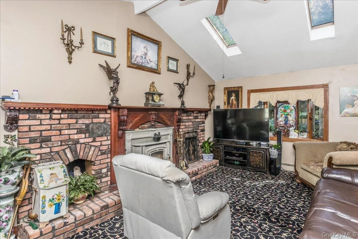 18 Linden Avenue, Smithtown, NY, 4 Bedrooms Bedrooms, 10 Rooms Rooms,3 BathroomsBathrooms,Residential,For Rent,Linden,0,1043258 18 Linden Avenue, Smithtown, NY, 4 Bedrooms Bedrooms, 10 Rooms Rooms,3 BathroomsBathrooms,Residential,For Rent,Linden,0,1043258