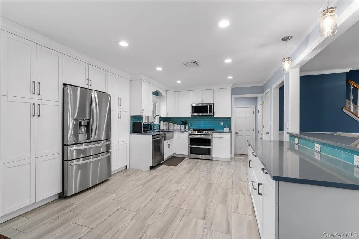 41 Longstreet Drive, Brookhaven, NY, 4 Bedrooms Bedrooms, 10 Rooms Rooms,2 BathroomsBathrooms,Residential,For Rent,Longstreet,0,1043286 41 Longstreet Drive, Brookhaven, NY, 4 Bedrooms Bedrooms, 10 Rooms Rooms,2 BathroomsBathrooms,Residential,For Rent,Longstreet,0,1043286