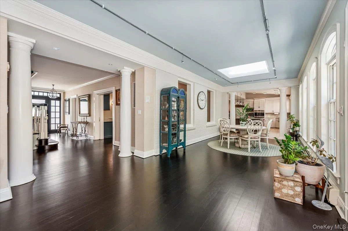 Sun Room/Gallery, overlooking the back. Sun Room/Gallery, overlooking the back.