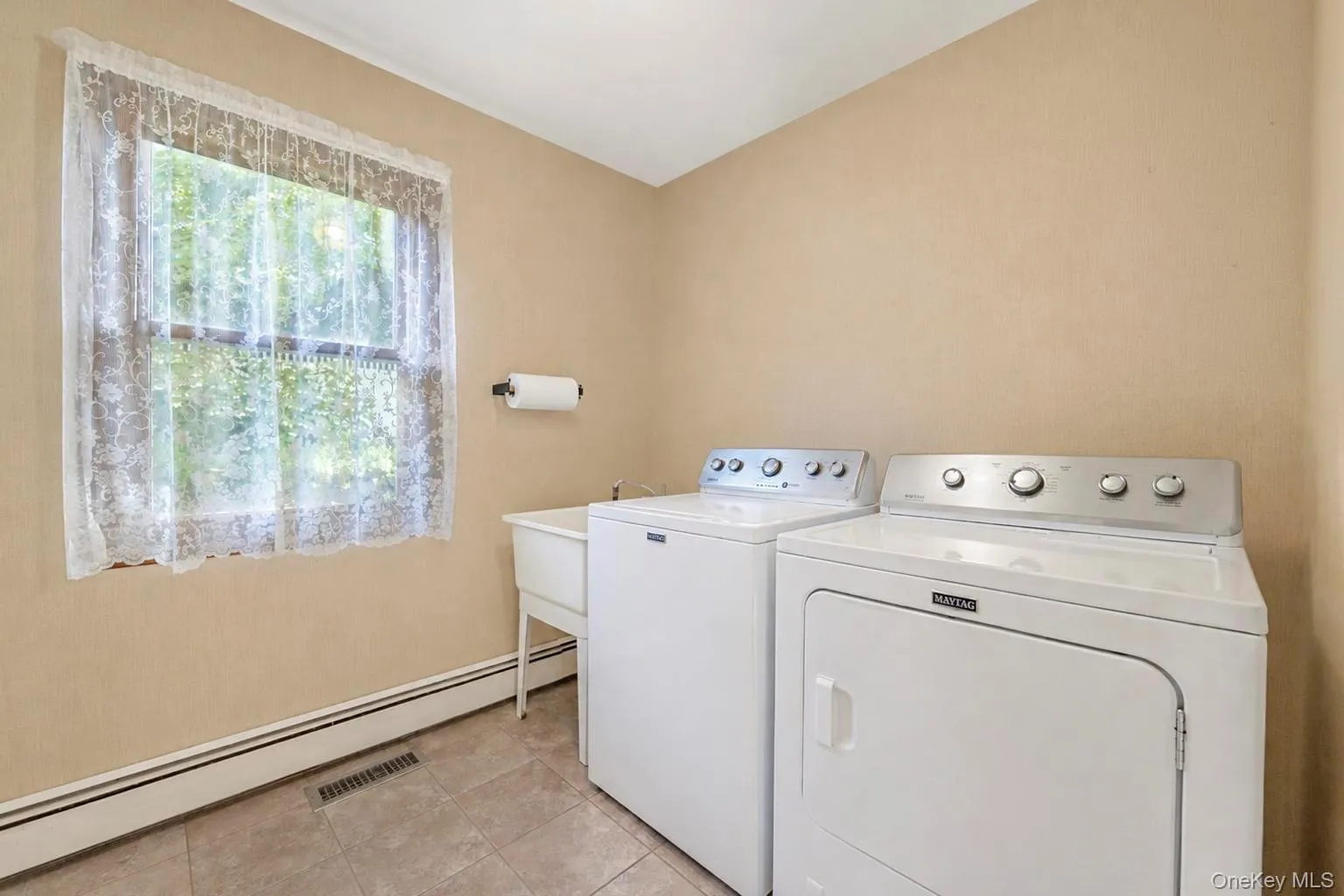 104 Bayville Avenue, Oyster Bay, NY, 3 Bedrooms Bedrooms, 7 Rooms Rooms,1 BathroomBathrooms,Residential,For Rent,Bayville,0,1043308 104 Bayville Avenue, Oyster Bay, NY, 3 Bedrooms Bedrooms, 7 Rooms Rooms,1 BathroomBathrooms,Residential,For Rent,Bayville,0,1043308