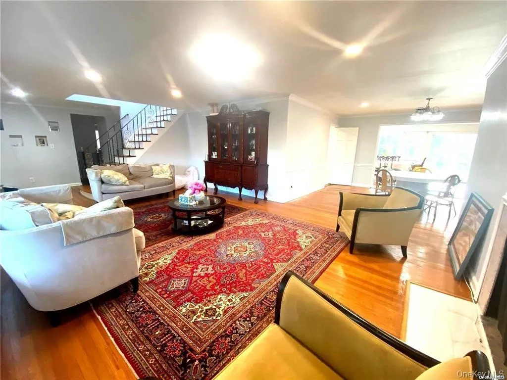 Hardwood flooring throughout, recessed lighting, crown molding Hardwood flooring throughout, recessed lighting, crown molding
