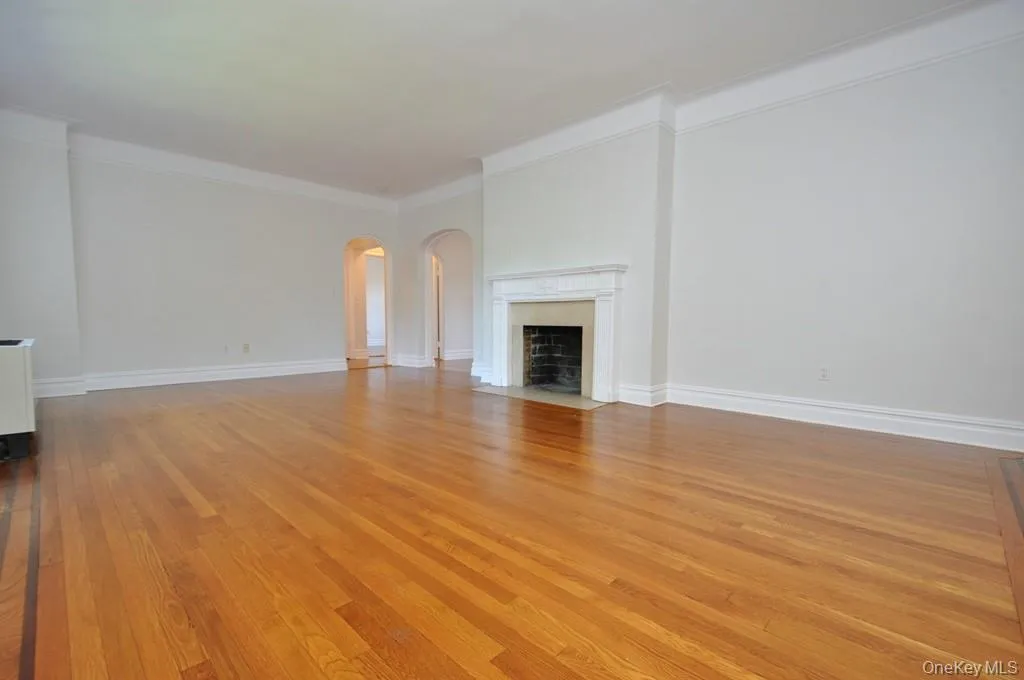 Large Living Room, casement windows, hardwood floors and arched doorways. The living Room is 23'-11" x 14'-9". Large Living Room, casement windows, hardwood floors and arched doorways. The living Room is 23'-11" x 14'-9".