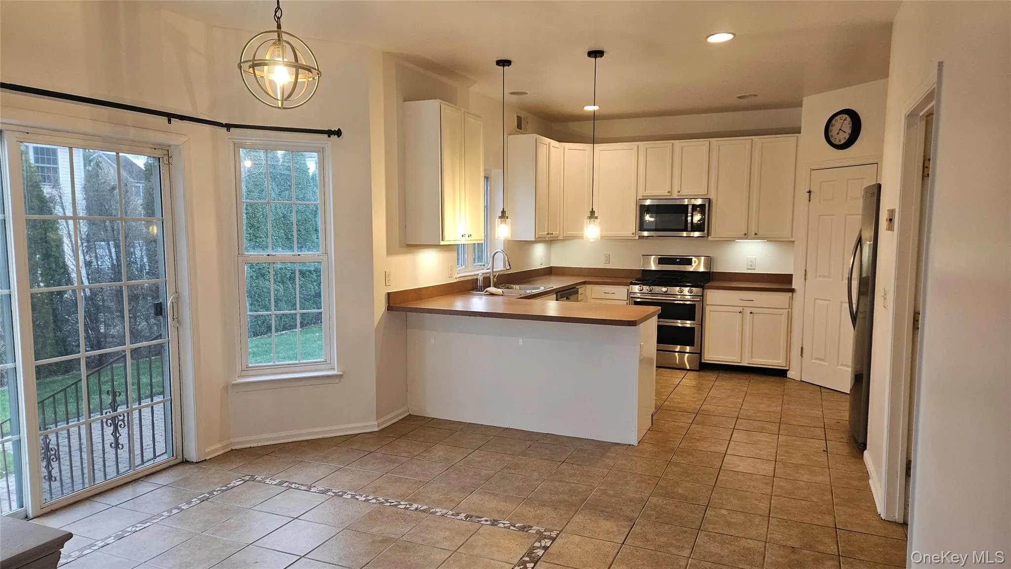 Dining area, adjacent to kitchen, with sliding doors to the back yard. Dining area, adjacent to kitchen, with sliding doors to the back yard.